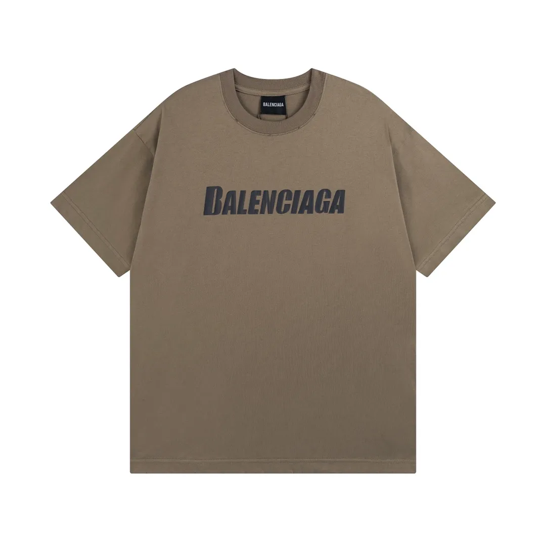 🅿️166 Detailed picture [Top version. Official website quality] BALENCI*GA/Paris. 2023 new style. Classic letter LOGO printed distressed short-sleeved T-shirt. Brick cabinet synchronization. The fabric is made of Paris ZP custom-woven and dyed 100% cotton double yarn compact cotton. The weight is 260 grams, the cloth surface is clean. The cloth pattern is clear, soft and comfortable. The threads are dyed with no color difference. The classic pattern is printed with environmentally friendly imported materials and precision printing screens, with clear letters and three-dimensional effect. Restored brick cabinet. The garments are hand-worn and distressed by many people. Different market currency. Welcome to compare. The version adopts OS loose shoulder design. Same style for men and women. Coding: BL223072 Color: black, coffee, pink, white, fruit green, navy Size: XS to L