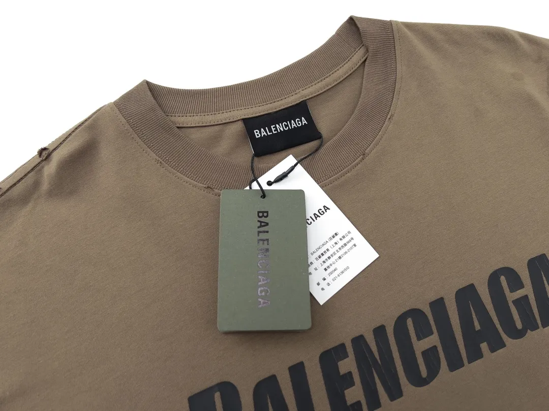 🅿️166 Detailed picture [Top version. Official website quality] BALENCI*GA/Paris. 2023 new style. Classic letter LOGO printed distressed short-sleeved T-shirt. Brick cabinet synchronization. The fabric is made of Paris ZP custom-woven and dyed 100% cotton double yarn compact cotton. The weight is 260 grams, the cloth surface is clean. The cloth pattern is clear, soft and comfortable. The threads are dyed with no color difference. The classic pattern is printed with environmentally friendly imported materials and precision printing screens, with clear letters and three-dimensional effect. Restored brick cabinet. The garments are hand-worn and distressed by many people. Different market currency. Welcome to compare. The version adopts OS loose shoulder design. Same style for men and women. Coding: BL223072 Color: black, coffee, pink, white, fruit green, navy Size: XS to L