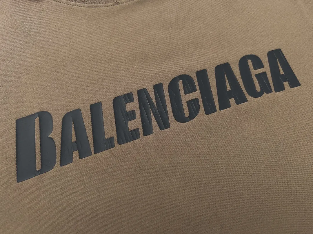 🅿️166 Detailed picture [Top version. Official website quality] BALENCI*GA/Paris. 2023 new style. Classic letter LOGO printed distressed short-sleeved T-shirt. Brick cabinet synchronization. The fabric is made of Paris ZP custom-woven and dyed 100% cotton double yarn compact cotton. The weight is 260 grams, the cloth surface is clean. The cloth pattern is clear, soft and comfortable. The threads are dyed with no color difference. The classic pattern is printed with environmentally friendly imported materials and precision printing screens, with clear letters and three-dimensional effect. Restored brick cabinet. The garments are hand-worn and distressed by many people. Different market currency. Welcome to compare. The version adopts OS loose shoulder design. Same style for men and women. Coding: BL223072 Color: black, coffee, pink, white, fruit green, navy Size: XS to L