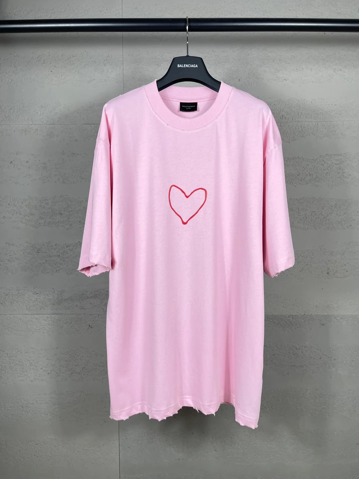 🅿️180 real photos [Top version. Official website quality] BALENCI*GA/Paris. SS24 Paris Chinese Valentine's Day limited edition love LOGO print, finished product washed and worn short-sleeved T-shirt. Brick cabinet synchronization. Genuine product developed at the first time, happy to print and compare! The fabric is made of Paris ZP custom-woven and dyed cotton double yarn. Weighing 260 grams, the cloth surface is clean. The cloth pattern is clear, soft and comfortable. The threads are dyed with no color difference. The printing uses environmentally friendly imported materials. The letters are clear and the effect is three-dimensional. The version adopts OS loose shoulder design. Same style for men and women. Code: BL223606 Color: black, pink Size: XS S M L