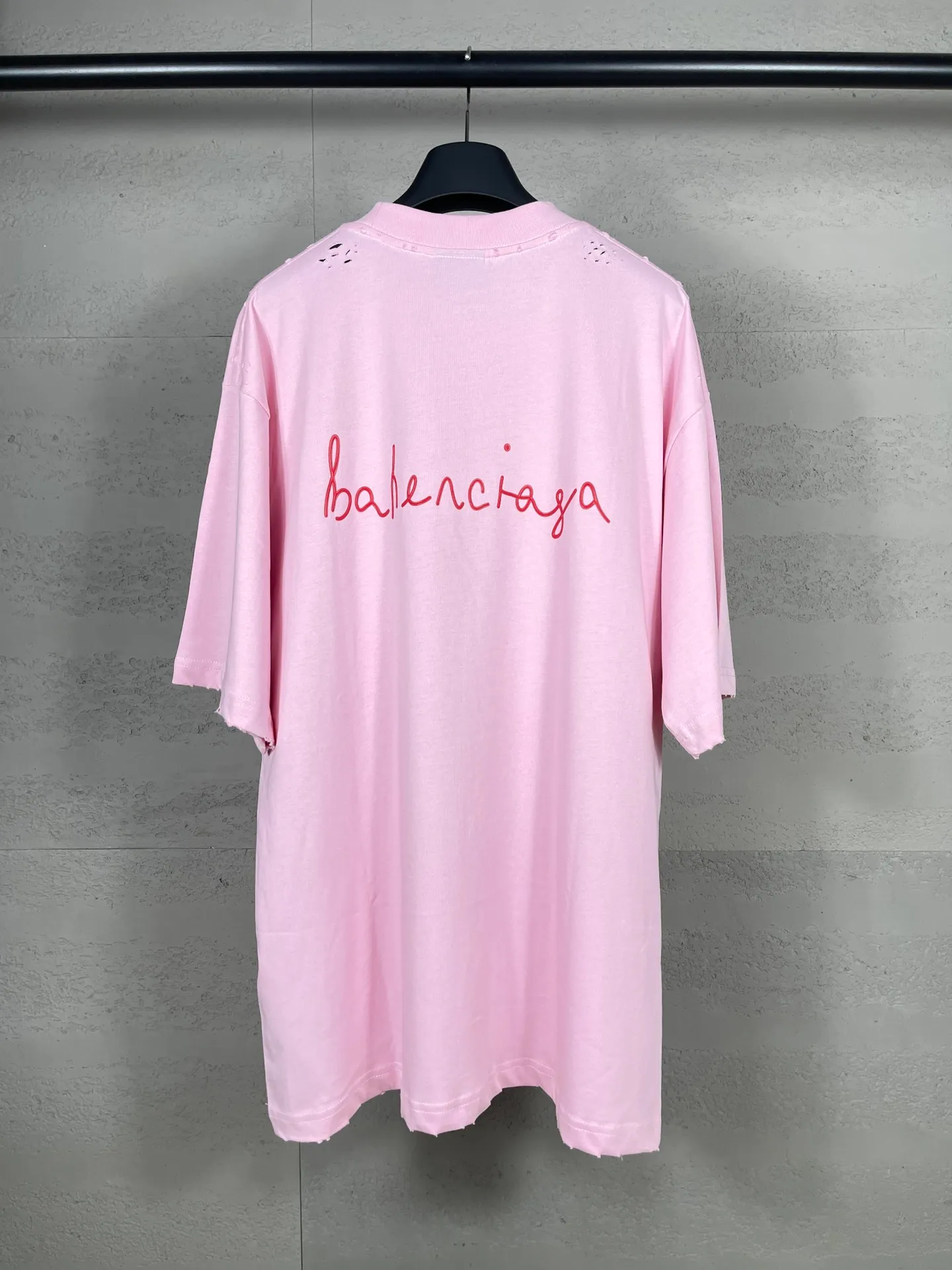 🅿️180 real photos [Top version. Official website quality] BALENCI*GA/Paris. SS24 Paris Chinese Valentine's Day limited edition love LOGO print, finished product washed and worn short-sleeved T-shirt. Brick cabinet synchronization. Genuine product developed at the first time, happy to print and compare! The fabric is made of Paris ZP custom-woven and dyed cotton double yarn. Weighing 260 grams, the cloth surface is clean. The cloth pattern is clear, soft and comfortable. The threads are dyed with no color difference. The printing uses environmentally friendly imported materials. The letters are clear and the effect is three-dimensional. The version adopts OS loose shoulder design. Same style for men and women. Code: BL223606 Color: black, pink Size: XS S M L