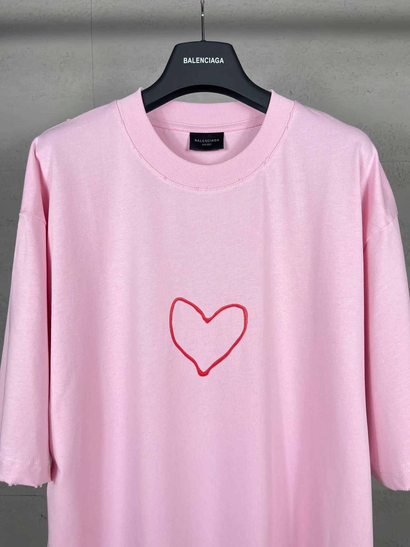 🅿️180 real photos [Top version. Official website quality] BALENCI*GA/Paris. SS24 Paris Chinese Valentine's Day limited edition love LOGO print, finished product washed and worn short-sleeved T-shirt. Brick cabinet synchronization. Genuine product developed at the first time, happy to print and compare! The fabric is made of Paris ZP custom-woven and dyed cotton double yarn. Weighing 260 grams, the cloth surface is clean. The cloth pattern is clear, soft and comfortable. The threads are dyed with no color difference. The printing uses environmentally friendly imported materials. The letters are clear and the effect is three-dimensional. The version adopts OS loose shoulder design. Same style for men and women. Code: BL223606 Color: black, pink Size: XS S M L