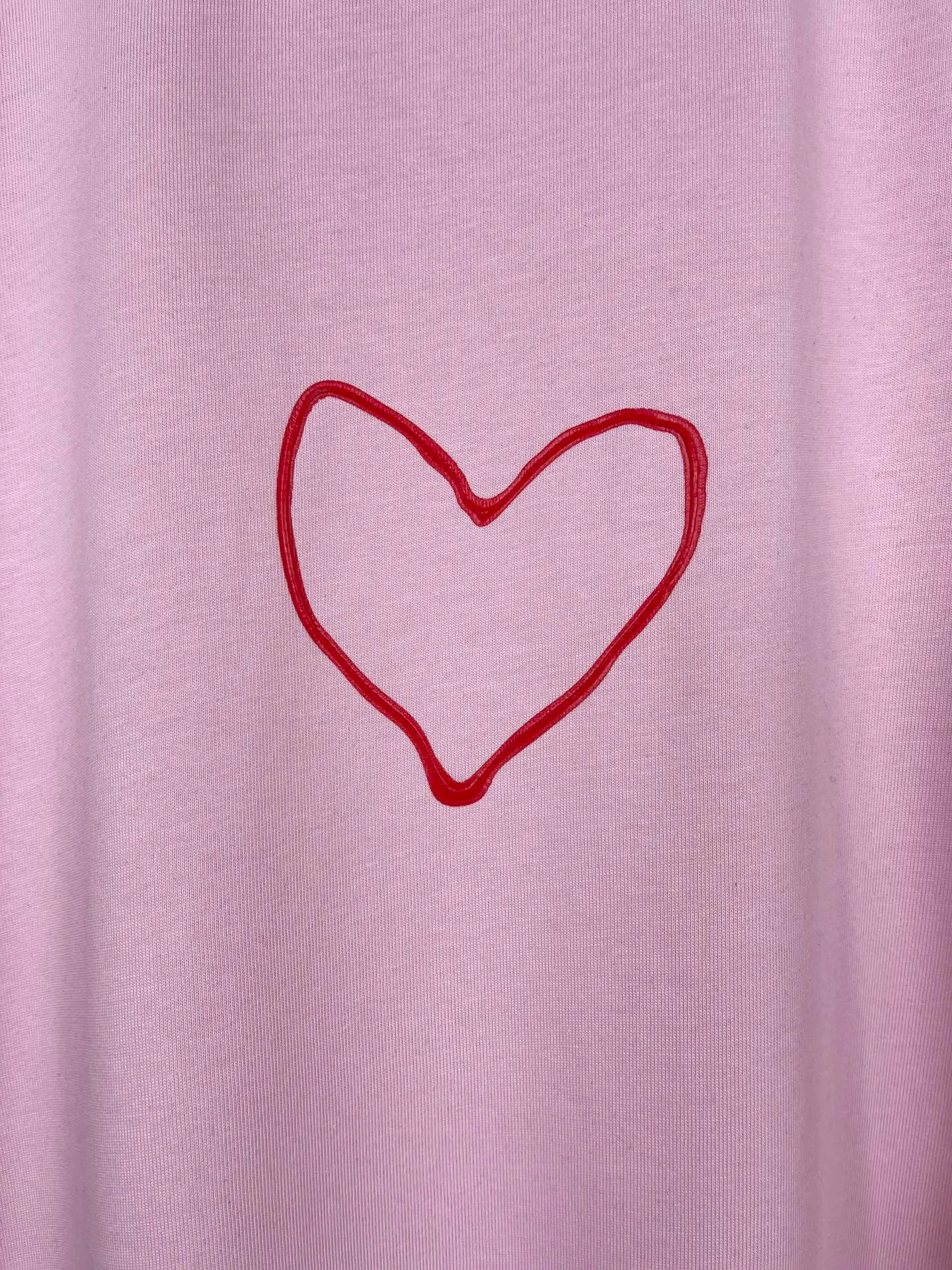 🅿️180 real photos [Top version. Official website quality] BALENCI*GA/Paris. SS24 Paris Chinese Valentine's Day limited edition love LOGO print, finished product washed and worn short-sleeved T-shirt. Brick cabinet synchronization. Genuine product developed at the first time, happy to print and compare! The fabric is made of Paris ZP custom-woven and dyed cotton double yarn. Weighing 260 grams, the cloth surface is clean. The cloth pattern is clear, soft and comfortable. The threads are dyed with no color difference. The printing uses environmentally friendly imported materials. The letters are clear and the effect is three-dimensional. The version adopts OS loose shoulder design. Same style for men and women. Code: BL223606 Color: black, pink Size: XS S M L