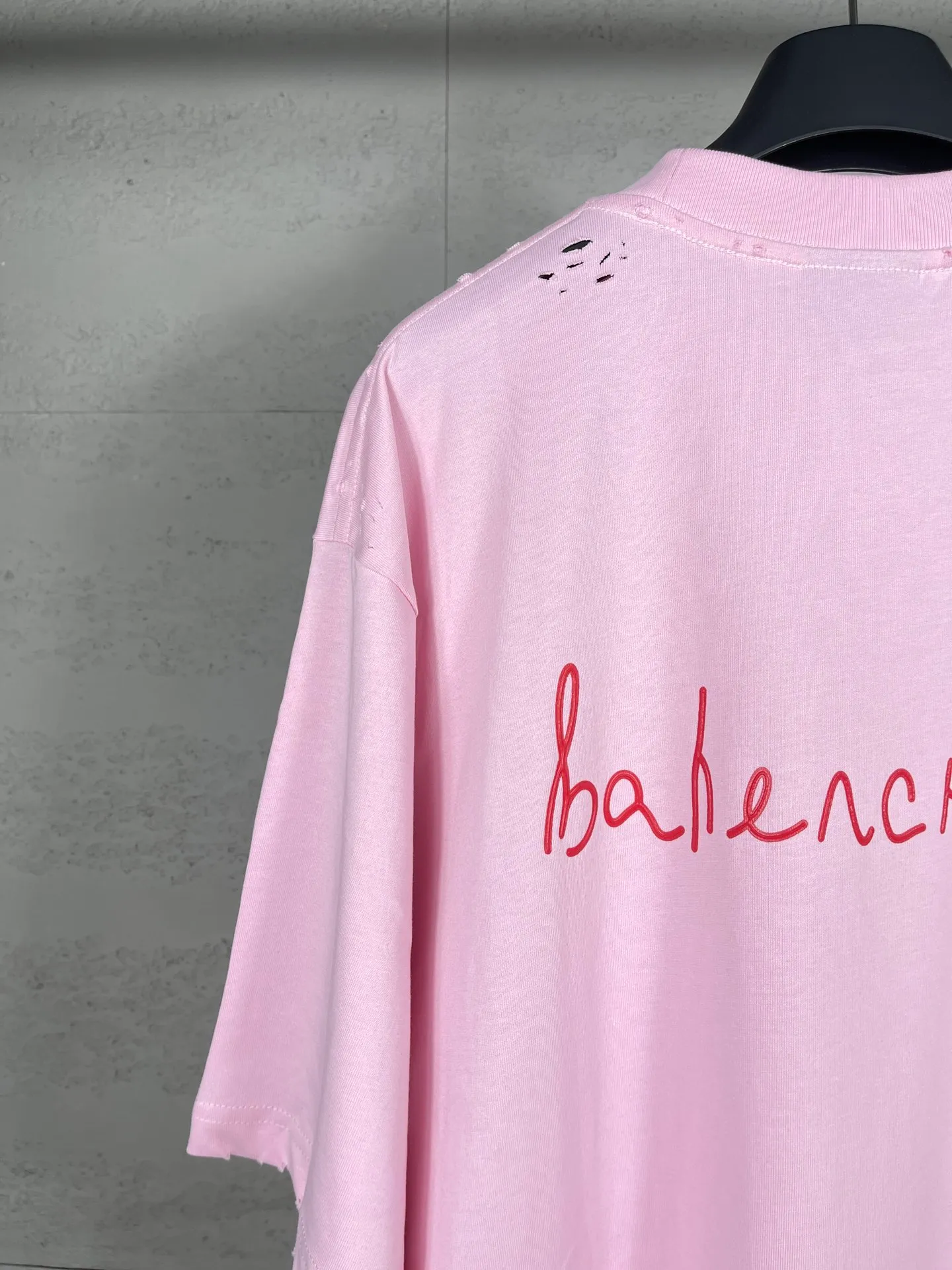 🅿️180 real photos [Top version. Official website quality] BALENCI*GA/Paris. SS24 Paris Chinese Valentine's Day limited edition love LOGO print, finished product washed and worn short-sleeved T-shirt. Brick cabinet synchronization. Genuine product developed at the first time, happy to print and compare! The fabric is made of Paris ZP custom-woven and dyed cotton double yarn. Weighing 260 grams, the cloth surface is clean. The cloth pattern is clear, soft and comfortable. The threads are dyed with no color difference. The printing uses environmentally friendly imported materials. The letters are clear and the effect is three-dimensional. The version adopts OS loose shoulder design. Same style for men and women. Code: BL223606 Color: black, pink Size: XS S M L