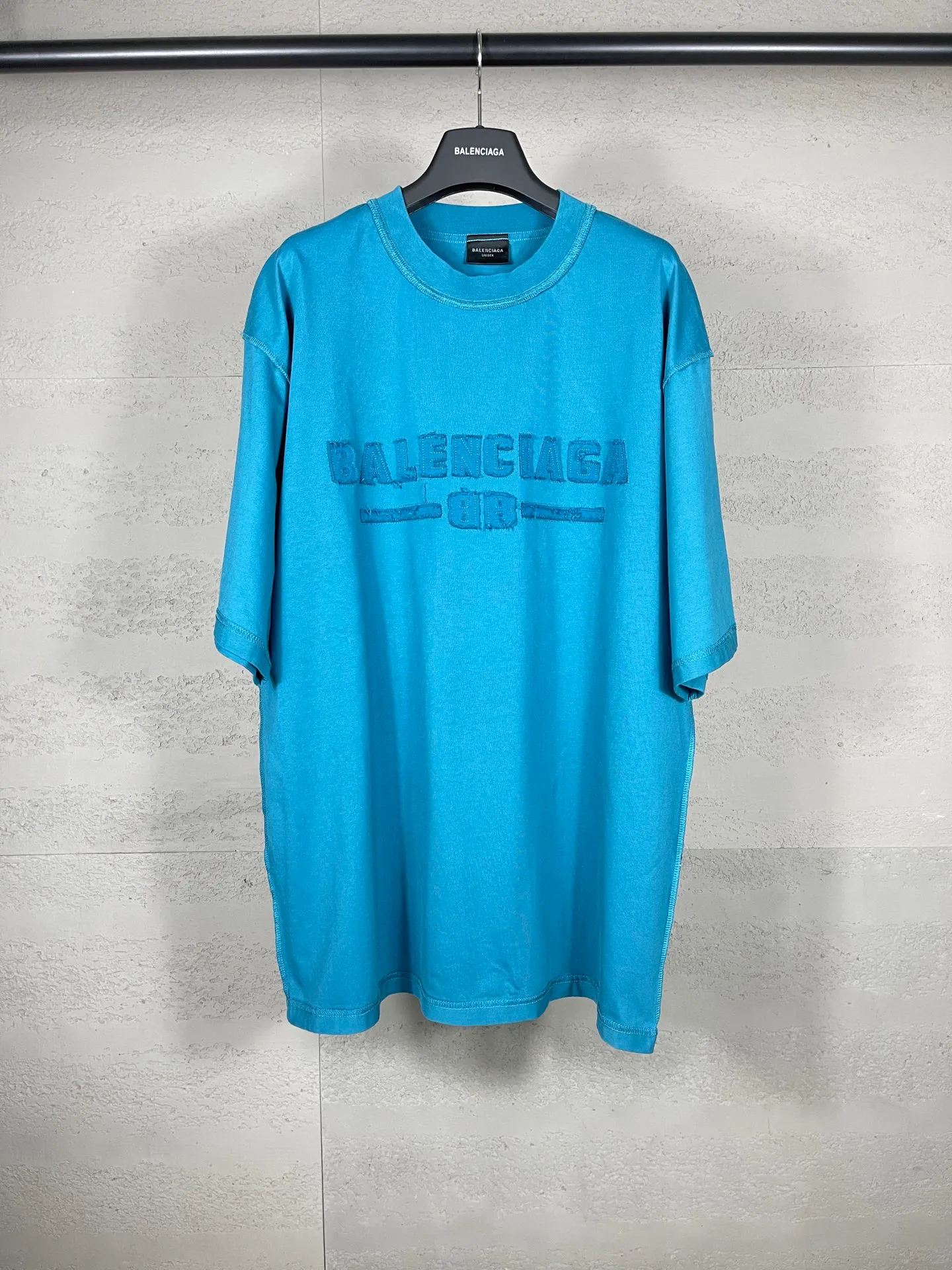 🅿️200 Actual pictures [Top version. Official website quality] BALENCI*GA/Paris #2025 new style washed short-sleeved T-shirt with letter LOGO chest patch embroidery, ready-to-wear stitching on the reverse side, ready-to-wear wash, full of design sense. Welcome to compare. The fabric is made of Paris ZP custom-woven and dyed cotton double yarn, weighing 260 grams, the cloth surface is clean. The cloth pattern is clear, soft and comfortable. The threads are dyed with no color difference. The classic letter LOGO is embroidered with imported Tajima embroidery machine. The effect is three-dimensional. Restore the brick cabinet, adopt OS loose shoulder style. Same style for men and women. Code: BL253639 Color: washed black, matte blue, green Size: XS S M L