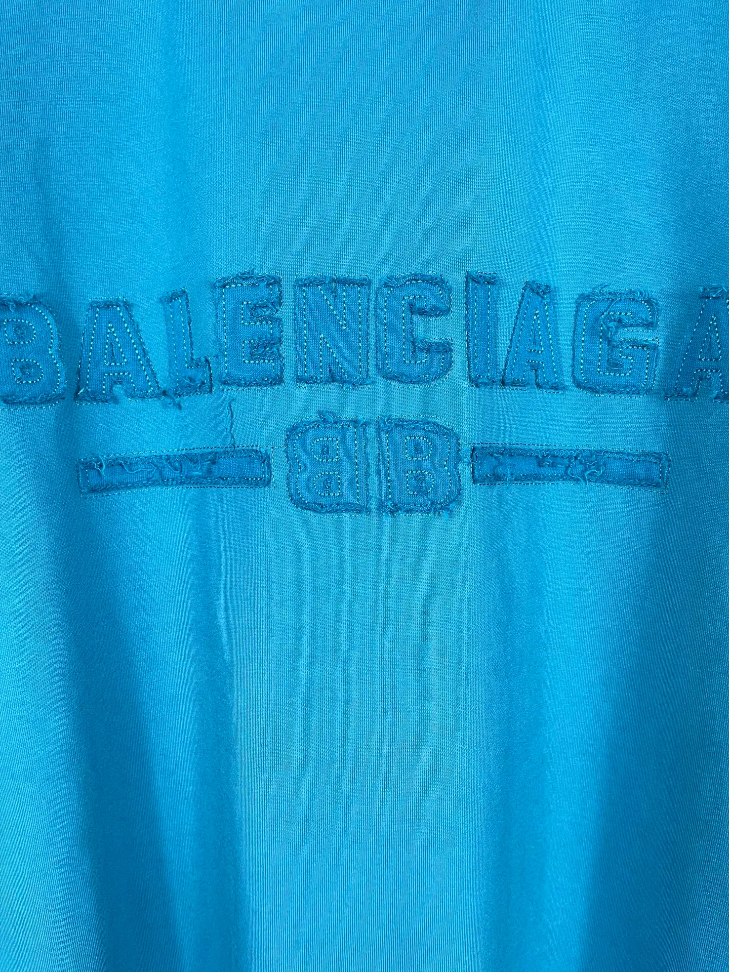 🅿️200 Actual pictures [Top version. Official website quality] BALENCI*GA/Paris #2025 new style washed short-sleeved T-shirt with letter LOGO chest patch embroidery, ready-to-wear stitching on the reverse side, ready-to-wear wash, full of design sense. Welcome to compare. The fabric is made of Paris ZP custom-woven and dyed cotton double yarn, weighing 260 grams, the cloth surface is clean. The cloth pattern is clear, soft and comfortable. The threads are dyed with no color difference. The classic letter LOGO is embroidered with imported Tajima embroidery machine. The effect is three-dimensional. Restore the brick cabinet, adopt OS loose shoulder style. Same style for men and women. Code: BL253639 Color: washed black, matte blue, green Size: XS S M L