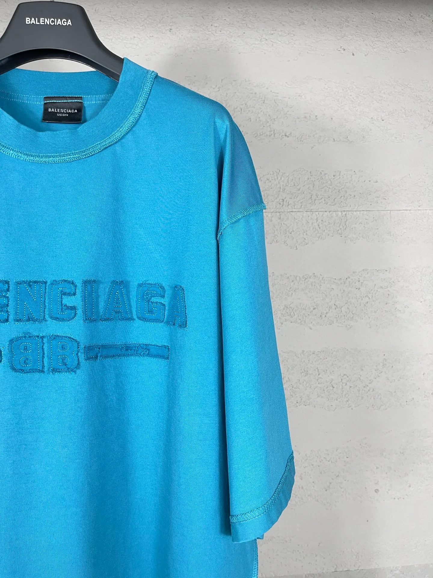🅿️200 Actual pictures [Top version. Official website quality] BALENCI*GA/Paris #2025 new style washed short-sleeved T-shirt with letter LOGO chest patch embroidery, ready-to-wear stitching on the reverse side, ready-to-wear wash, full of design sense. Welcome to compare. The fabric is made of Paris ZP custom-woven and dyed cotton double yarn, weighing 260 grams, the cloth surface is clean. The cloth pattern is clear, soft and comfortable. The threads are dyed with no color difference. The classic letter LOGO is embroidered with imported Tajima embroidery machine. The effect is three-dimensional. Restore the brick cabinet, adopt OS loose shoulder style. Same style for men and women. Code: BL253639 Color: washed black, matte blue, green Size: XS S M L