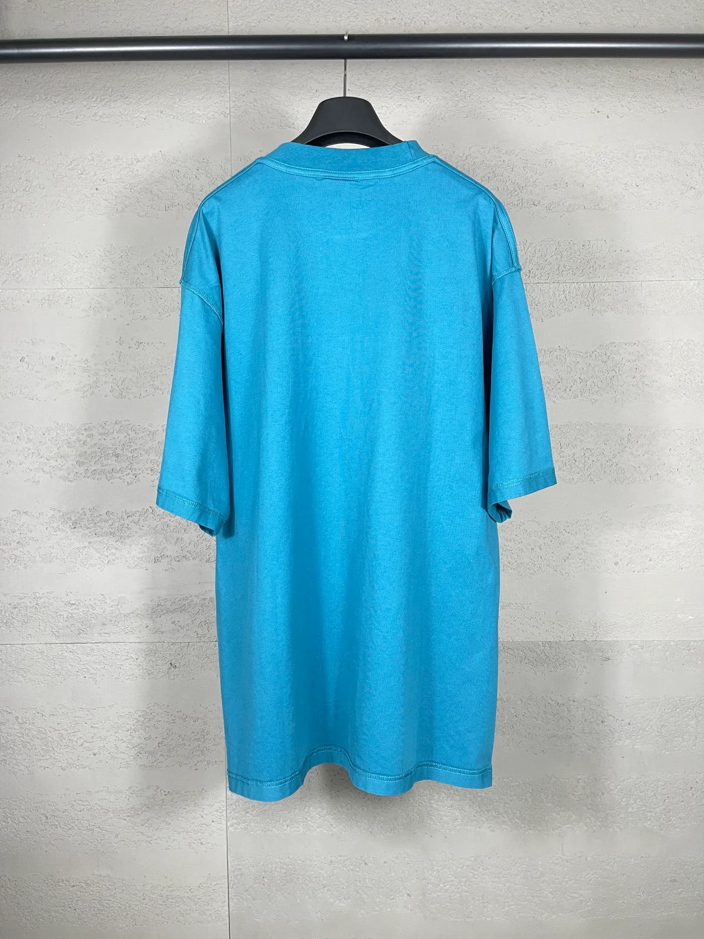 🅿️200 Actual pictures [Top version. Official website quality] BALENCI*GA/Paris #2025 new style washed short-sleeved T-shirt with letter LOGO chest patch embroidery, ready-to-wear stitching on the reverse side, ready-to-wear wash, full of design sense. Welcome to compare. The fabric is made of Paris ZP custom-woven and dyed cotton double yarn, weighing 260 grams, the cloth surface is clean. The cloth pattern is clear, soft and comfortable. The threads are dyed with no color difference. The classic letter LOGO is embroidered with imported Tajima embroidery machine. The effect is three-dimensional. Restore the brick cabinet, adopt OS loose shoulder style. Same style for men and women. Code: BL253639 Color: washed black, matte blue, green Size: XS S M L