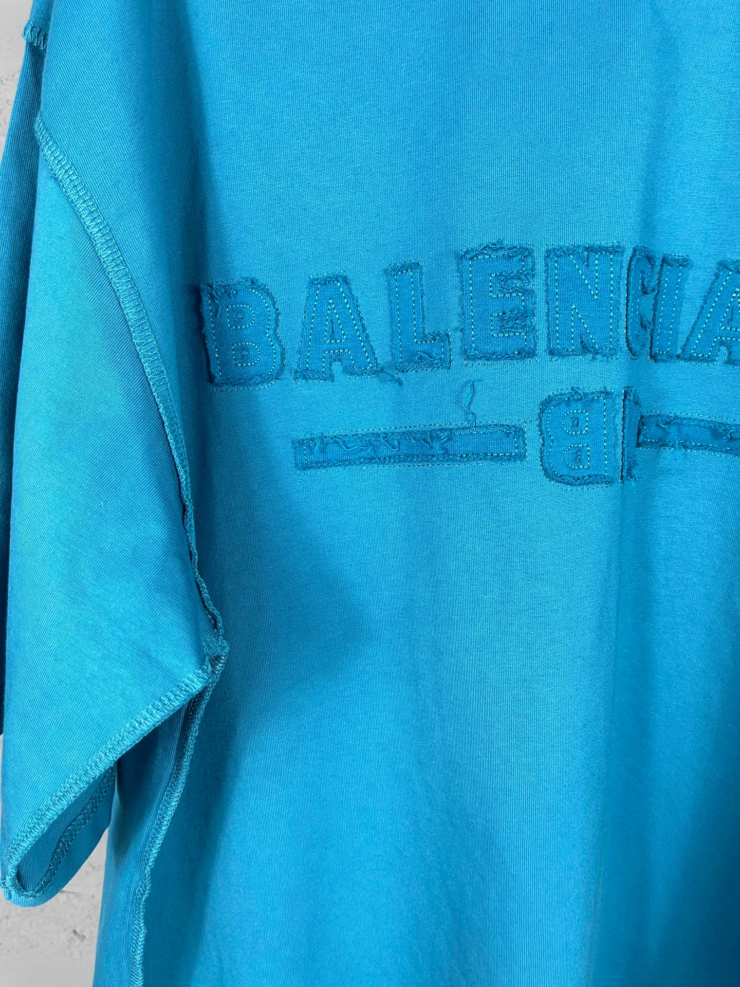 🅿️200 Actual pictures [Top version. Official website quality] BALENCI*GA/Paris #2025 new style washed short-sleeved T-shirt with letter LOGO chest patch embroidery, ready-to-wear stitching on the reverse side, ready-to-wear wash, full of design sense. Welcome to compare. The fabric is made of Paris ZP custom-woven and dyed cotton double yarn, weighing 260 grams, the cloth surface is clean. The cloth pattern is clear, soft and comfortable. The threads are dyed with no color difference. The classic letter LOGO is embroidered with imported Tajima embroidery machine. The effect is three-dimensional. Restore the brick cabinet, adopt OS loose shoulder style. Same style for men and women. Code: BL253639 Color: washed black, matte blue, green Size: XS S M L