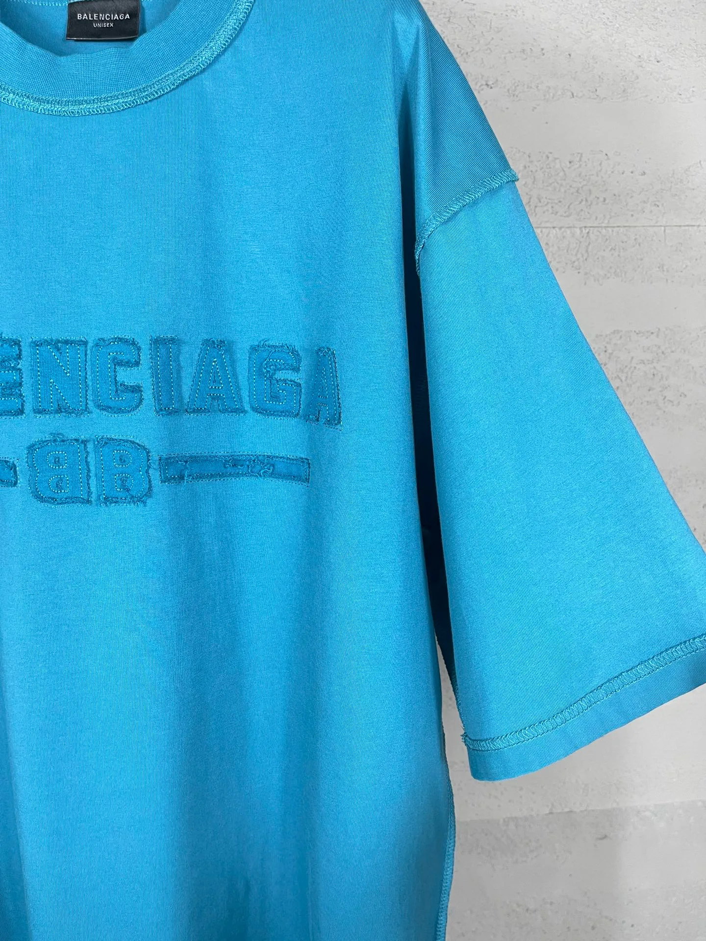 🅿️200 Actual pictures [Top version. Official website quality] BALENCI*GA/Paris #2025 new style washed short-sleeved T-shirt with letter LOGO chest patch embroidery, ready-to-wear stitching on the reverse side, ready-to-wear wash, full of design sense. Welcome to compare. The fabric is made of Paris ZP custom-woven and dyed cotton double yarn, weighing 260 grams, the cloth surface is clean. The cloth pattern is clear, soft and comfortable. The threads are dyed with no color difference. The classic letter LOGO is embroidered with imported Tajima embroidery machine. The effect is three-dimensional. Restore the brick cabinet, adopt OS loose shoulder style. Same style for men and women. Code: BL253639 Color: washed black, matte blue, green Size: XS S M L