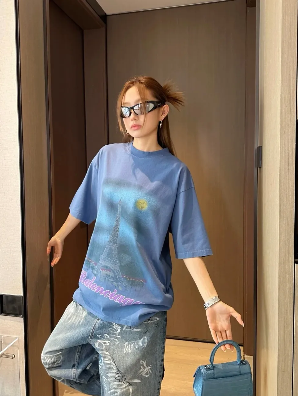 🎀Hot model pictures🎀Top tested version BALENCIAGA Balenciaga 24 latest Paris Eiffel Tower inkjet graffiti hand-painted gradient color printed washed distressed short-sleeved T-shirt The whole piece of fabric is washed before being cut, and the front and rear panels are printed using imported Kornit direct-jet printing technology. After the garment is washed for the second time, in order to be closer to the original effect, it is manually positioned, flattened, inked and spray-painted by a master craftsman. The garment effect is more accurate and time-consuming and labor-intensive. The details are perfectly restored zp Exclusively woven and dyed 300g fabric. Threads are dyed in the same vat with zero color difference. Difference from market currency. Welcome to compare. Fabric: Customized imported high-gram weight tight double yarn fabric 300g, 100% cotton. Accessories: full set of customized accessories, packaging bags, tags, brand LOGO Sydney paper. Color: black blue. Size: XS--L P:310.