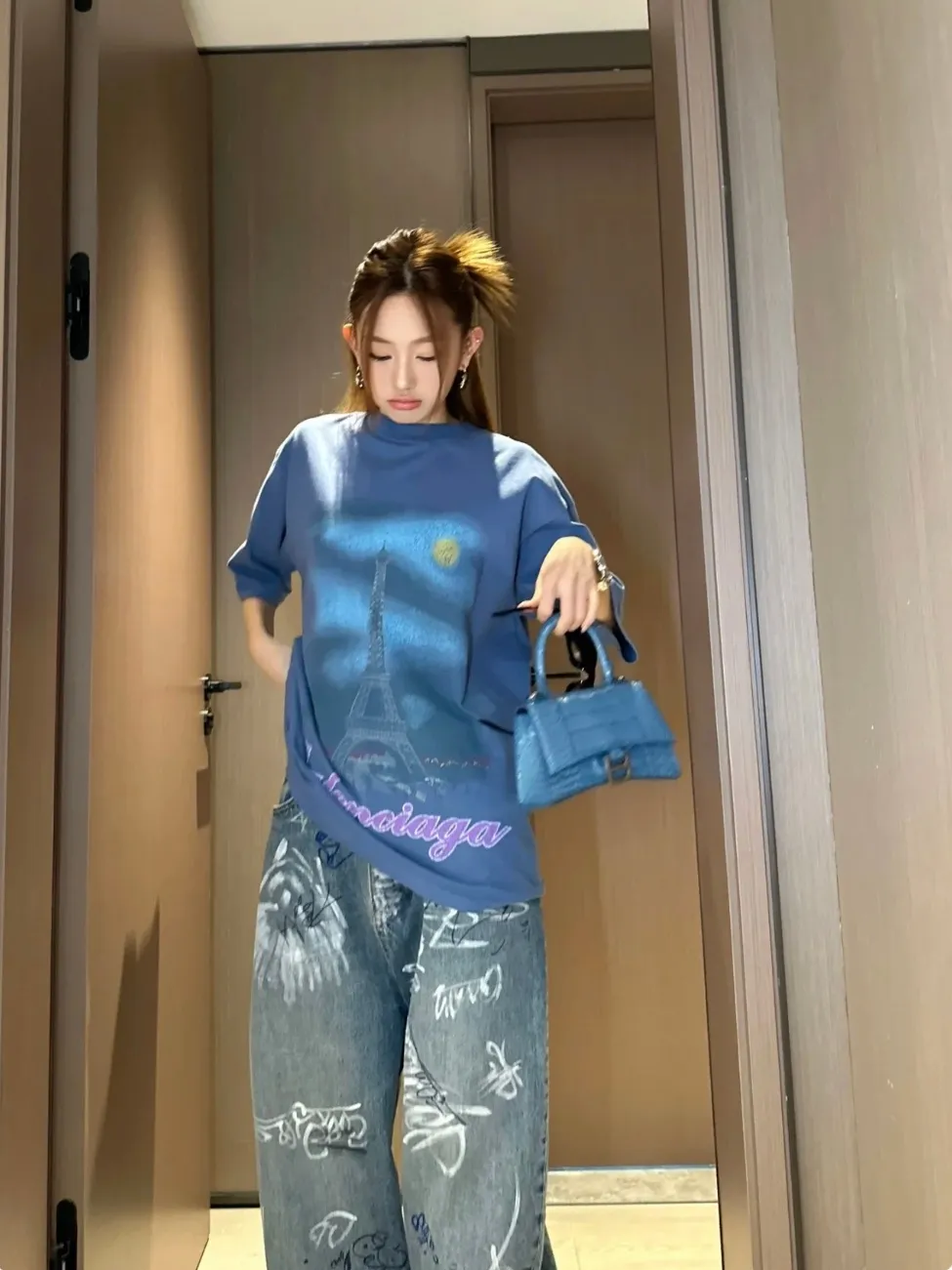 🎀Hot model pictures🎀Top tested version BALENCIAGA Balenciaga 24 latest Paris Eiffel Tower inkjet graffiti hand-painted gradient color printed washed distressed short-sleeved T-shirt The whole piece of fabric is washed before being cut, and the front and rear panels are printed using imported Kornit direct-jet printing technology. After the garment is washed for the second time, in order to be closer to the original effect, it is manually positioned, flattened, inked and spray-painted by a master craftsman. The garment effect is more accurate and time-consuming and labor-intensive. The details are perfectly restored zp Exclusively woven and dyed 300g fabric. Threads are dyed in the same vat with zero color difference. Difference from market currency. Welcome to compare. Fabric: Customized imported high-gram weight tight double yarn fabric 300g, 100% cotton. Accessories: full set of customized accessories, packaging bags, tags, brand LOGO Sydney paper. Color: black blue. Size: XS--L P:310.