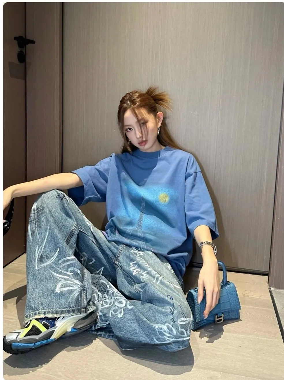 🎀Hot model pictures🎀Top tested version BALENCIAGA Balenciaga 24 latest Paris Eiffel Tower inkjet graffiti hand-painted gradient color printed washed distressed short-sleeved T-shirt The whole piece of fabric is washed before being cut, and the front and rear panels are printed using imported Kornit direct-jet printing technology. After the garment is washed for the second time, in order to be closer to the original effect, it is manually positioned, flattened, inked and spray-painted by a master craftsman. The garment effect is more accurate and time-consuming and labor-intensive. The details are perfectly restored zp Exclusively woven and dyed 300g fabric. Threads are dyed in the same vat with zero color difference. Difference from market currency. Welcome to compare. Fabric: Customized imported high-gram weight tight double yarn fabric 300g, 100% cotton. Accessories: full set of customized accessories, packaging bags, tags, brand LOGO Sydney paper. Color: black blue. Size: XS--L P:310.