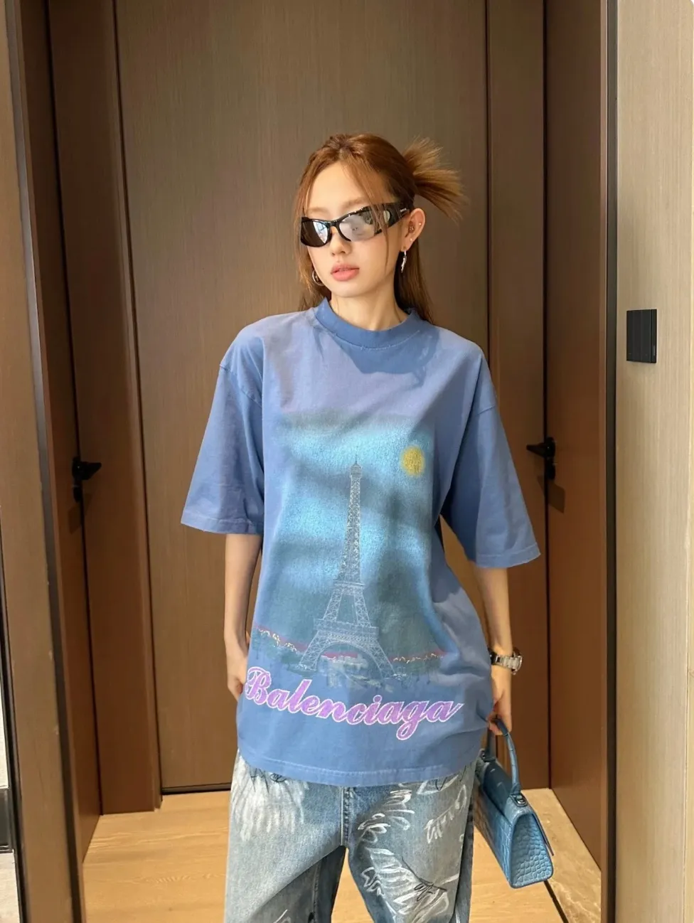 🎀Hot model pictures🎀Top tested version BALENCIAGA Balenciaga 24 latest Paris Eiffel Tower inkjet graffiti hand-painted gradient color printed washed distressed short-sleeved T-shirt The whole piece of fabric is washed before being cut, and the front and rear panels are printed using imported Kornit direct-jet printing technology. After the garment is washed for the second time, in order to be closer to the original effect, it is manually positioned, flattened, inked and spray-painted by a master craftsman. The garment effect is more accurate and time-consuming and labor-intensive. The details are perfectly restored zp Exclusively woven and dyed 300g fabric. Threads are dyed in the same vat with zero color difference. Difference from market currency. Welcome to compare. Fabric: Customized imported high-gram weight tight double yarn fabric 300g, 100% cotton. Accessories: full set of customized accessories, packaging bags, tags, brand LOGO Sydney paper. Color: black blue. Size: XS--L P:310.