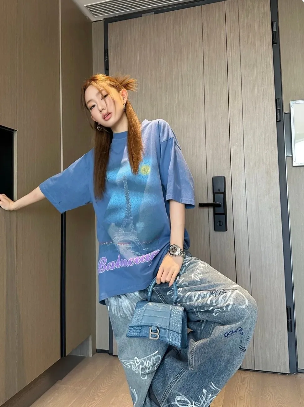🎀Hot model pictures🎀Top tested version BALENCIAGA Balenciaga 24 latest Paris Eiffel Tower inkjet graffiti hand-painted gradient color printed washed distressed short-sleeved T-shirt The whole piece of fabric is washed before being cut, and the front and rear panels are printed using imported Kornit direct-jet printing technology. After the garment is washed for the second time, in order to be closer to the original effect, it is manually positioned, flattened, inked and spray-painted by a master craftsman. The garment effect is more accurate and time-consuming and labor-intensive. The details are perfectly restored zp Exclusively woven and dyed 300g fabric. Threads are dyed in the same vat with zero color difference. Difference from market currency. Welcome to compare. Fabric: Customized imported high-gram weight tight double yarn fabric 300g, 100% cotton. Accessories: full set of customized accessories, packaging bags, tags, brand LOGO Sydney paper. Color: black blue. Size: XS--L P:310.