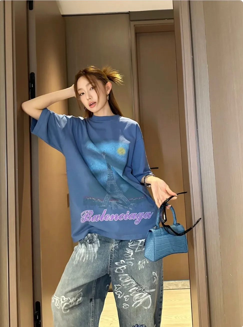 🎀Hot model pictures🎀Top tested version BALENCIAGA Balenciaga 24 latest Paris Eiffel Tower inkjet graffiti hand-painted gradient color printed washed distressed short-sleeved T-shirt The whole piece of fabric is washed before being cut, and the front and rear panels are printed using imported Kornit direct-jet printing technology. After the garment is washed for the second time, in order to be closer to the original effect, it is manually positioned, flattened, inked and spray-painted by a master craftsman. The garment effect is more accurate and time-consuming and labor-intensive. The details are perfectly restored zp Exclusively woven and dyed 300g fabric. Threads are dyed in the same vat with zero color difference. Difference from market currency. Welcome to compare. Fabric: Customized imported high-gram weight tight double yarn fabric 300g, 100% cotton. Accessories: full set of customized accessories, packaging bags, tags, brand LOGO Sydney paper. Color: black blue. Size: XS--L P:310.