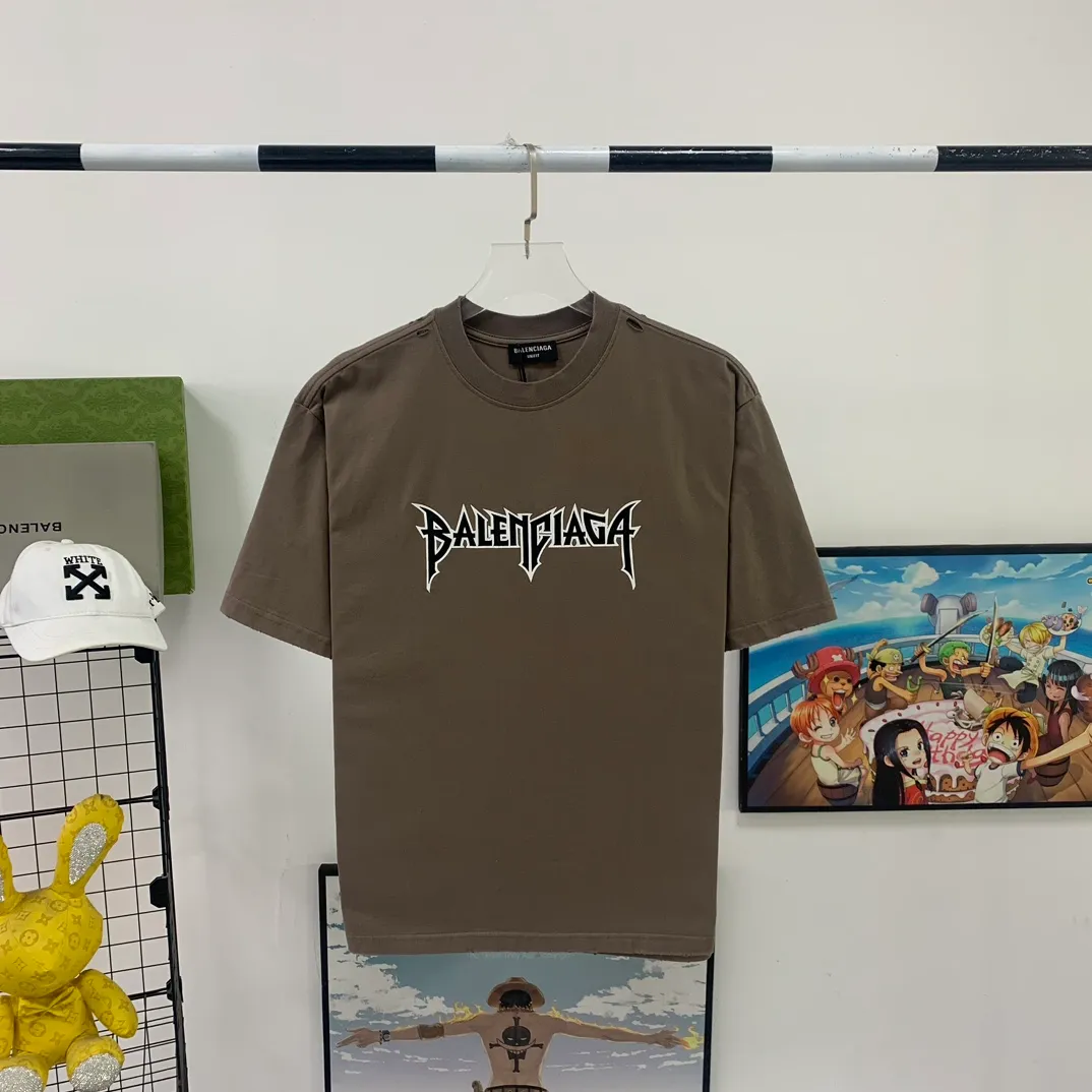 [New Color] Top-quality tried-and-tested version BALENCIAGA 23ss Paris new distressed limited edition rock band male and female couple star same style pure cotton short-sleeved T-shirt Metallica Tees has been in 2005 since the last retro 90s Metallica rock band series. The fabric is custom-woven and dyed from 320g high-density combed cotton. The only two washes on the market ensure the restoration of the original feel. BB letters are automatically printed using an elliptical machine. Stable printing temperature ensures the same effect as the original version. The cracked texture is natural and classy. Heavy washing and sanding process/neckline/cuffs/hemm fraying and hole treatment. Ready-to-wear clothes are washed twice. Highly restore the color of YB finished products. Customers will naturally understand. This effect is extremely costly. Exclusive high quality. The texture is different from market currency. Welcome to compare, same style for men and women -Color: Camel -SIZE: Xs S M L P:270