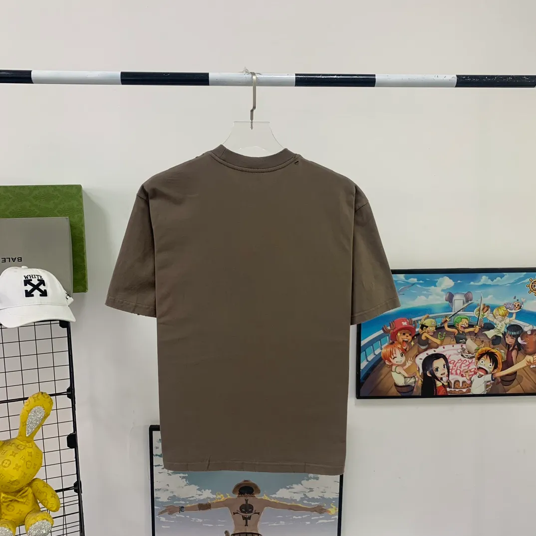 [New Color] Top-quality tried-and-tested version BALENCIAGA 23ss Paris new distressed limited edition rock band male and female couple star same style pure cotton short-sleeved T-shirt Metallica Tees has been in 2005 since the last retro 90s Metallica rock band series. The fabric is custom-woven and dyed from 320g high-density combed cotton. The only two washes on the market ensure the restoration of the original feel. BB letters are automatically printed using an elliptical machine. Stable printing temperature ensures the same effect as the original version. The cracked texture is natural and classy. Heavy washing and sanding process/neckline/cuffs/hemm fraying and hole treatment. Ready-to-wear clothes are washed twice. Highly restore the color of YB finished products. Customers will naturally understand. This effect is extremely costly. Exclusive high quality. The texture is different from market currency. Welcome to compare, same style for men and women -Color: Camel -SIZE: Xs S M L P:270