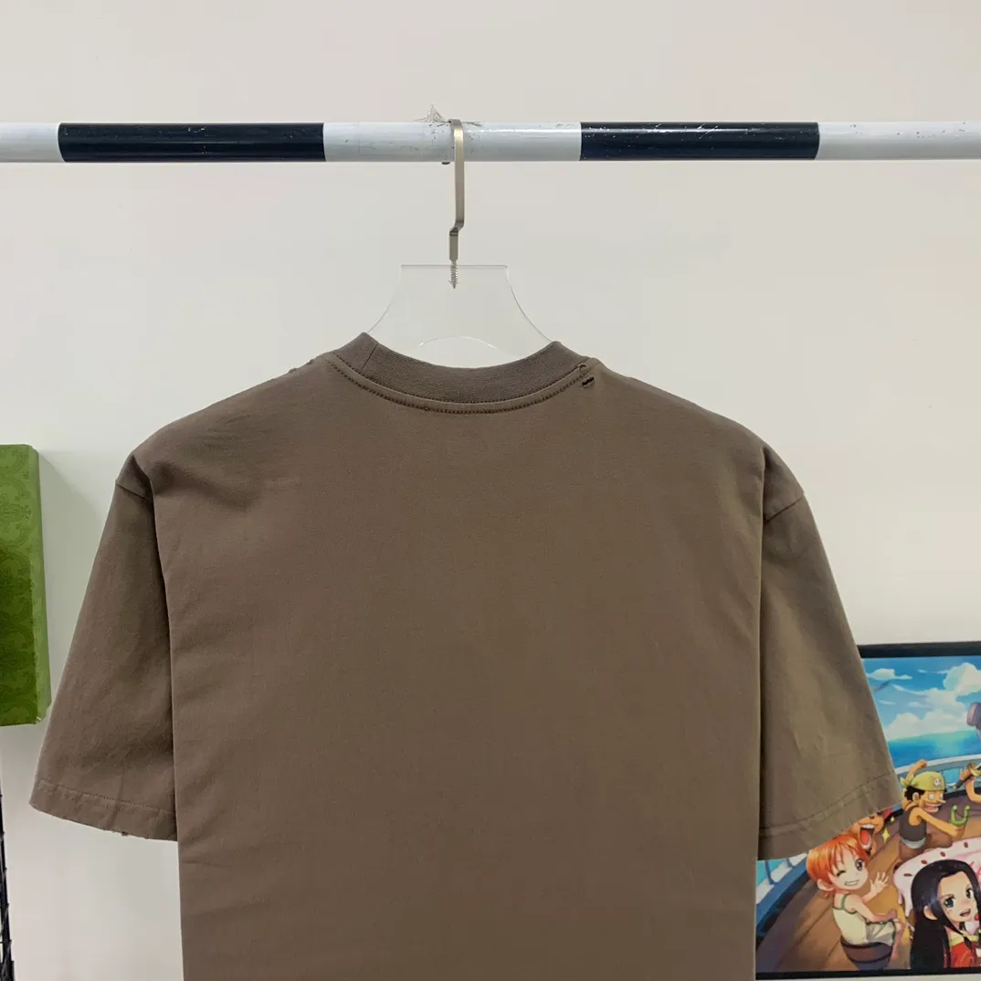 [New Color] Top-quality tried-and-tested version BALENCIAGA 23ss Paris new distressed limited edition rock band male and female couple star same style pure cotton short-sleeved T-shirt Metallica Tees has been in 2005 since the last retro 90s Metallica rock band series. The fabric is custom-woven and dyed from 320g high-density combed cotton. The only two washes on the market ensure the restoration of the original feel. BB letters are automatically printed using an elliptical machine. Stable printing temperature ensures the same effect as the original version. The cracked texture is natural and classy. Heavy washing and sanding process/neckline/cuffs/hemm fraying and hole treatment. Ready-to-wear clothes are washed twice. Highly restore the color of YB finished products. Customers will naturally understand. This effect is extremely costly. Exclusive high quality. The texture is different from market currency. Welcome to compare, same style for men and women -Color: Camel -SIZE: Xs S M L P:270