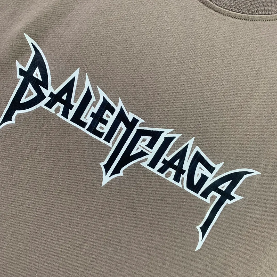 [New Color] Top-quality tried-and-tested version BALENCIAGA 23ss Paris new distressed limited edition rock band male and female couple star same style pure cotton short-sleeved T-shirt Metallica Tees has been in 2005 since the last retro 90s Metallica rock band series. The fabric is custom-woven and dyed from 320g high-density combed cotton. The only two washes on the market ensure the restoration of the original feel. BB letters are automatically printed using an elliptical machine. Stable printing temperature ensures the same effect as the original version. The cracked texture is natural and classy. Heavy washing and sanding process/neckline/cuffs/hemm fraying and hole treatment. Ready-to-wear clothes are washed twice. Highly restore the color of YB finished products. Customers will naturally understand. This effect is extremely costly. Exclusive high quality. The texture is different from market currency. Welcome to compare, same style for men and women -Color: Camel -SIZE: Xs S M L P:270
