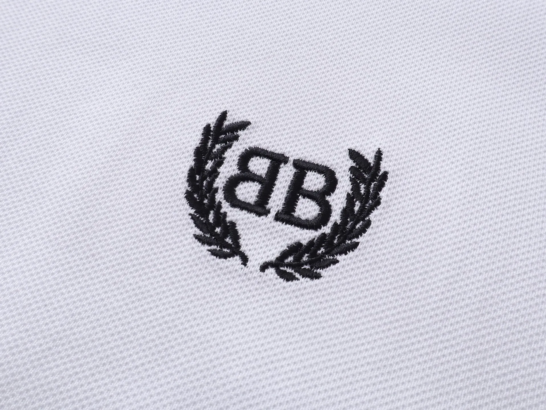 🅿️220 real photos [Top version. Official website quality] BALENCI*GA/Paris #2025 new model with classic LOGO wheat ear embroidery on the front and back, ready-to-wear distressed POLO shirt, front and back slit design, full of design, welcome to compare. The fabric is made of Paris ZP custom-woven and dyed cotton pique, with a weight of 260 grams. The cloth surface is clean. The cloth pattern is clear, soft and comfortable. The threads are woven and dyed with no color difference. The embroidered LOGO is embroidered using imported Tajima embroidery machine. The effect is three-dimensional. Restore the brick cabinet, adopt OS loose shoulder style. Same style for men and women. Coding: BL252208 Color: black, white Size: XS S M L