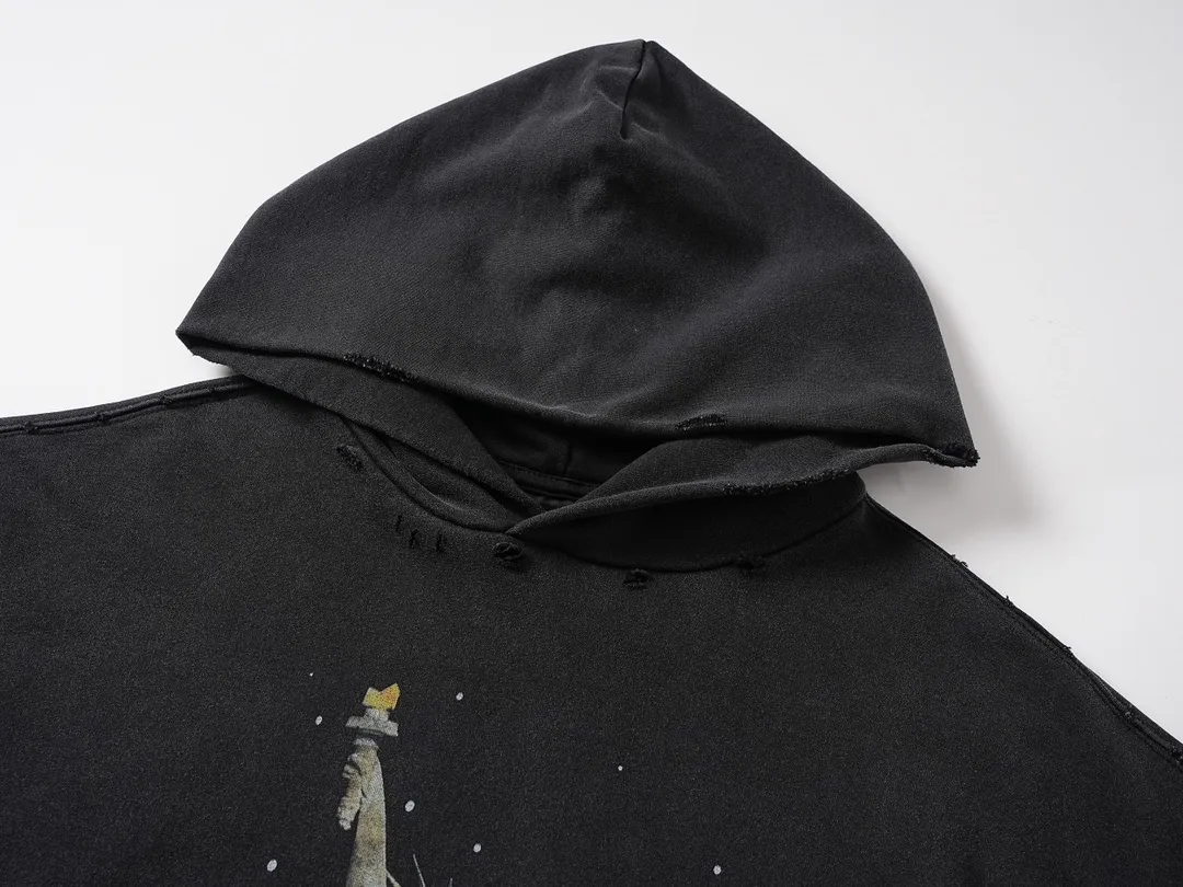 🅿️360 photos [Top version. Official website quality] BALENCI*GA/Paris. 2024 catwalk style goddess washed, worn and worn hooded sweatshirt. 2024 new model. All pattern details, colors and Y-plates are customized, made with super heavy craftsmanship, and washed and polished. Please refer to the picture for delivery at Jubie Market. Brick cabinets are synchronized. Genuine products are developed at the first time, and you can print and compare! The fabric is made of Paris ZP custom-woven and dyed cotton terry sweatshirt. Weighing 460 grams, the cloth surface is clean. The cloth pattern is clear, soft and comfortable. The threads are dyed with no color difference. The printing uses environmentally friendly imported materials and self-inking direct injection, with clear letters and three-dimensional effect. The entire garment is washed and distressed. The version adopts OS loose shoulder design. Same style for men and women. Code: BL238926 Color: washed black Size: XS S M L