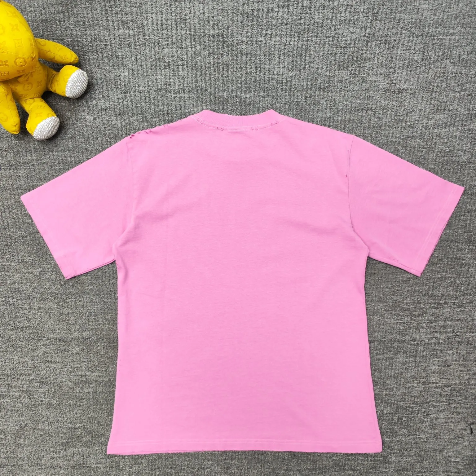 [New] Top version - BALENCIAGA - Bien foam printed round neck short sleeves, original development of custom-woven fabric technology and washed treatment. High gram weight 280 grams of fabric, full texture, clean cloth, soft and comfortable. Solona thread custom dyeing without color difference. Retro jersey fabric, unisex style, round neck short sleeves, front decorated with not been done art prints, destroyed washed fade effect, retro jersey fabric, using 15s fine cotton plain weave; matching 32s double yarn rack thread. Fine cotton fabrics usually have better moisture absorption, breathability, warmth retention and wear resistance, and are also softer and smoother. Vintage cotton fabric is a relatively thick cotton fabric with a retro-style tone, and has been carefully processed and processed to have excellent texture and performance. Due to fine processing, the fine cotton fabric is relatively light and thin, feels soft and comfortable, and fits the skin very well when worn. The front is decorated with not been done artwork printing, strong fastness anti-sublimation multi-color suede foam printing is a special printing process designed to provide high-strength printing effect and prevent color sublimation and diffusion. Made through precise formula and controlled process, it not only provides rich and full color effects, but also meets the fastness requirements, ensuring that it will not fade or be damaged easily. The foaming pulp has excellent foaming performance and can form a unique suede effect, which increases the softness and elasticity of the printing surface and makes the colors more vivid and layered. Drying and fixing are done through processes such as specific heating or UV curing. Make sure that the foaming pulp is tightly combined with the fabric to form a strong and elastic thin layer. High collar, oversize loose fit, oversize loose silhouette design, basic round neckline with dropped shoulder line, vertical pit woven code from top to bottom, collar, cuffs, and hem all have ruffles, and sleeve length is longer to highlight the details. The thickness of the ready-made garment is the same as the original version, and it is additionally shaped to make the upper body wider and not easily deformed. Color: pink black active white code number: XS-L P: 300