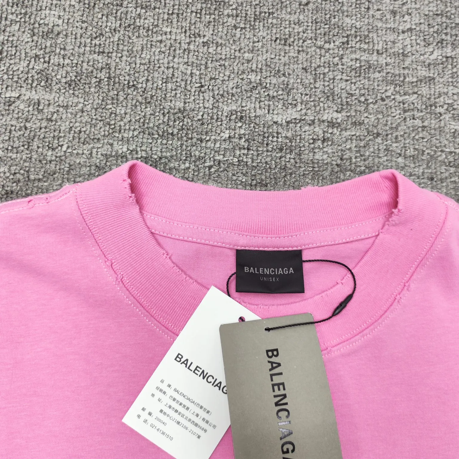 [New] Top version - BALENCIAGA - Bien foam printed round neck short sleeves, original development of custom-woven fabric technology and washed treatment. High gram weight 280 grams of fabric, full texture, clean cloth, soft and comfortable. Solona thread custom dyeing without color difference. Retro jersey fabric, unisex style, round neck short sleeves, front decorated with not been done art prints, destroyed washed fade effect, retro jersey fabric, using 15s fine cotton plain weave; matching 32s double yarn rack thread. Fine cotton fabrics usually have better moisture absorption, breathability, warmth retention and wear resistance, and are also softer and smoother. Vintage cotton fabric is a relatively thick cotton fabric with a retro-style tone, and has been carefully processed and processed to have excellent texture and performance. Due to fine processing, the fine cotton fabric is relatively light and thin, feels soft and comfortable, and fits the skin very well when worn. The front is decorated with not been done artwork printing, strong fastness anti-sublimation multi-color suede foam printing is a special printing process designed to provide high-strength printing effect and prevent color sublimation and diffusion. Made through precise formula and controlled process, it not only provides rich and full color effects, but also meets the fastness requirements, ensuring that it will not fade or be damaged easily. The foaming pulp has excellent foaming performance and can form a unique suede effect, which increases the softness and elasticity of the printing surface and makes the colors more vivid and layered. Drying and fixing are done through processes such as specific heating or UV curing. Make sure that the foaming pulp is tightly combined with the fabric to form a strong and elastic thin layer. High collar, oversize loose fit, oversize loose silhouette design, basic round neckline with dropped shoulder line, vertical pit woven code from top to bottom, collar, cuffs, and hem all have ruffles, and sleeve length is longer to highlight the details. The thickness of the ready-made garment is the same as the original version, and it is additionally shaped to make the upper body wider and not easily deformed. Color: pink black active white code number: XS-L P: 300