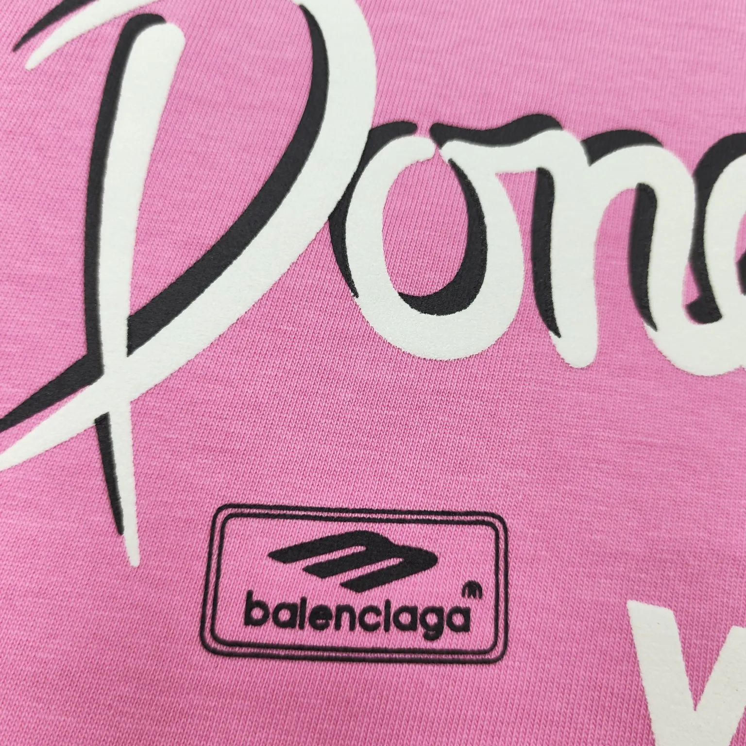 [New] Top version - BALENCIAGA - Bien foam printed round neck short sleeves, original development of custom-woven fabric technology and washed treatment. High gram weight 280 grams of fabric, full texture, clean cloth, soft and comfortable. Solona thread custom dyeing without color difference. Retro jersey fabric, unisex style, round neck short sleeves, front decorated with not been done art prints, destroyed washed fade effect, retro jersey fabric, using 15s fine cotton plain weave; matching 32s double yarn rack thread. Fine cotton fabrics usually have better moisture absorption, breathability, warmth retention and wear resistance, and are also softer and smoother. Vintage cotton fabric is a relatively thick cotton fabric with a retro-style tone, and has been carefully processed and processed to have excellent texture and performance. Due to fine processing, the fine cotton fabric is relatively light and thin, feels soft and comfortable, and fits the skin very well when worn. The front is decorated with not been done artwork printing, strong fastness anti-sublimation multi-color suede foam printing is a special printing process designed to provide high-strength printing effect and prevent color sublimation and diffusion. Made through precise formula and controlled process, it not only provides rich and full color effects, but also meets the fastness requirements, ensuring that it will not fade or be damaged easily. The foaming pulp has excellent foaming performance and can form a unique suede effect, which increases the softness and elasticity of the printing surface and makes the colors more vivid and layered. Drying and fixing are done through processes such as specific heating or UV curing. Make sure that the foaming pulp is tightly combined with the fabric to form a strong and elastic thin layer. High collar, oversize loose fit, oversize loose silhouette design, basic round neckline with dropped shoulder line, vertical pit woven code from top to bottom, collar, cuffs, and hem all have ruffles, and sleeve length is longer to highlight the details. The thickness of the ready-made garment is the same as the original version, and it is additionally shaped to make the upper body wider and not easily deformed. Color: pink black active white code number: XS-L P: 300