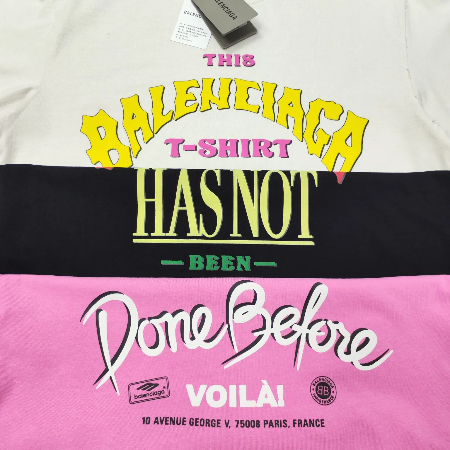 [New] Top version - BALENCIAGA - Bien foam printed round neck short sleeves, original development of custom-woven fabric technology and washed treatment. High gram weight 280 grams of fabric, full texture, clean cloth, soft and comfortable. Solona thread custom dyeing without color difference. Retro jersey fabric, unisex style, round neck short sleeves, front decorated with not been done art prints, destroyed washed fade effect, retro jersey fabric, using 15s fine cotton plain weave; matching 32s double yarn rack thread. Fine cotton fabrics usually have better moisture absorption, breathability, warmth retention and wear resistance, and are also softer and smoother. Vintage cotton fabric is a relatively thick cotton fabric with a retro-style tone, and has been carefully processed and processed to have excellent texture and performance. Due to fine processing, the fine cotton fabric is relatively light and thin, feels soft and comfortable, and fits the skin very well when worn. The front is decorated with not been done artwork printing, strong fastness anti-sublimation multi-color suede foam printing is a special printing process designed to provide high-strength printing effect and prevent color sublimation and diffusion. Made through precise formula and controlled process, it not only provides rich and full color effects, but also meets the fastness requirements, ensuring that it will not fade or be damaged easily. The foaming pulp has excellent foaming performance and can form a unique suede effect, which increases the softness and elasticity of the printing surface and makes the colors more vivid and layered. Drying and fixing are done through processes such as specific heating or UV curing. Make sure that the foaming pulp is tightly combined with the fabric to form a strong and elastic thin layer. High collar, oversize loose fit, oversize loose silhouette design, basic round neckline with dropped shoulder line, vertical pit woven code from top to bottom, collar, cuffs, and hem all have ruffles, and sleeve length is longer to highlight the details. The thickness of the ready-made garment is the same as the original version, and it is additionally shaped to make the upper body wider and not easily deformed. Color: pink black active white code number: XS-L P: 300