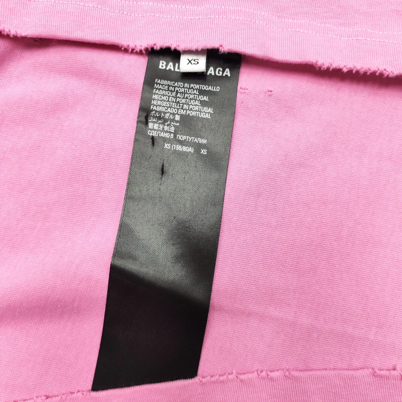 [New] Top version - BALENCIAGA - Bien foam printed round neck short sleeves, original development of custom-woven fabric technology and washed treatment. High gram weight 280 grams of fabric, full texture, clean cloth, soft and comfortable. Solona thread custom dyeing without color difference. Retro jersey fabric, unisex style, round neck short sleeves, front decorated with not been done art prints, destroyed washed fade effect, retro jersey fabric, using 15s fine cotton plain weave; matching 32s double yarn rack thread. Fine cotton fabrics usually have better moisture absorption, breathability, warmth retention and wear resistance, and are also softer and smoother. Vintage cotton fabric is a relatively thick cotton fabric with a retro-style tone, and has been carefully processed and processed to have excellent texture and performance. Due to fine processing, the fine cotton fabric is relatively light and thin, feels soft and comfortable, and fits the skin very well when worn. The front is decorated with not been done artwork printing, strong fastness anti-sublimation multi-color suede foam printing is a special printing process designed to provide high-strength printing effect and prevent color sublimation and diffusion. Made through precise formula and controlled process, it not only provides rich and full color effects, but also meets the fastness requirements, ensuring that it will not fade or be damaged easily. The foaming pulp has excellent foaming performance and can form a unique suede effect, which increases the softness and elasticity of the printing surface and makes the colors more vivid and layered. Drying and fixing are done through processes such as specific heating or UV curing. Make sure that the foaming pulp is tightly combined with the fabric to form a strong and elastic thin layer. High collar, oversize loose fit, oversize loose silhouette design, basic round neckline with dropped shoulder line, vertical pit woven code from top to bottom, collar, cuffs, and hem all have ruffles, and sleeve length is longer to highlight the details. The thickness of the ready-made garment is the same as the original version, and it is additionally shaped to make the upper body wider and not easily deformed. Color: pink black active white code number: XS-L P: 300