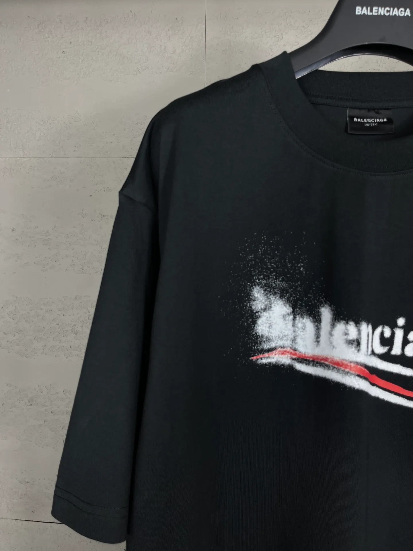 🅿️170 real photos [Top version. Official website quality] BALENCI*GA/Paris. 2024 new classic letter LOGO printed graffiti short-sleeved T-shirt. Brick cabinets are synchronized. Genuine products are developed at the first time. All fabric colors are available. Printed Y boards are customized. Enjoy printing and comparison! The fabric is made of Paris ZP custom-woven and dyed cotton double yarn. Weighing 260 grams, the cloth surface is clean. The cloth pattern is clear, soft and comfortable. The threads are dyed with no color difference. The classic LOGO uses environmentally friendly imported materials to print graffiti, and the dot direct spray process creates a three-dimensional effect. Restore brick cabinets, adopt OS loose shoulder style. Same style for men and women. Code: BL223332 Color: black and blue, off-white, size: XS to L