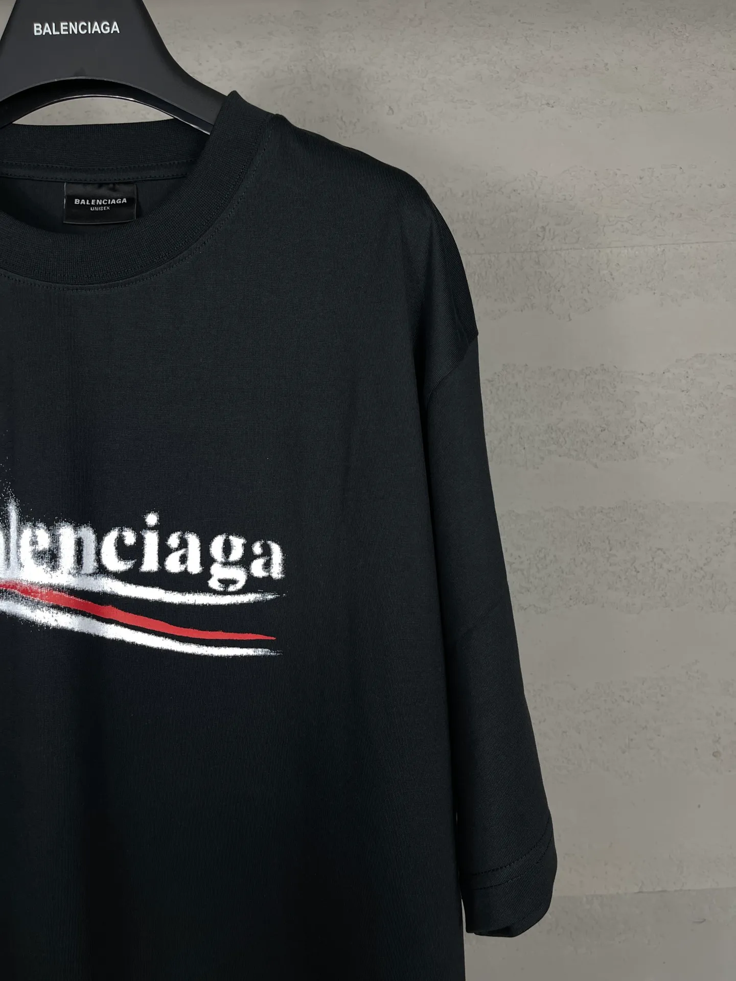 🅿️170 real photos [Top version. Official website quality] BALENCI*GA/Paris. 2024 new classic letter LOGO printed graffiti short-sleeved T-shirt. Brick cabinets are synchronized. Genuine products are developed at the first time. All fabric colors are available. Printed Y boards are customized. Enjoy printing and comparison! The fabric is made of Paris ZP custom-woven and dyed cotton double yarn. Weighing 260 grams, the cloth surface is clean. The cloth pattern is clear, soft and comfortable. The threads are dyed with no color difference. The classic LOGO uses environmentally friendly imported materials to print graffiti, and the dot direct spray process creates a three-dimensional effect. Restore brick cabinets, adopt OS loose shoulder style. Same style for men and women. Code: BL223332 Color: black and blue, off-white, size: XS to L
