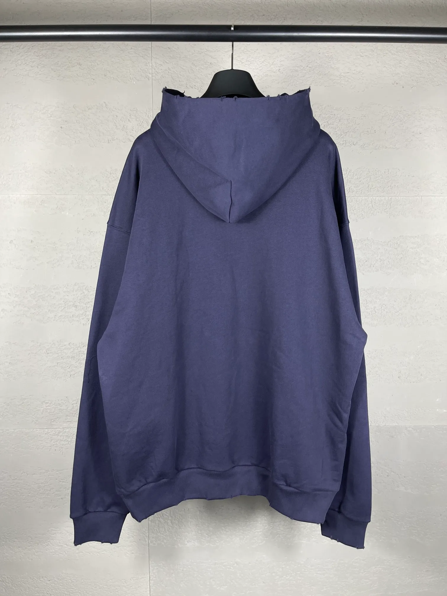 🅿️316 real photos [Top version. Official website quality] BALENCI*GA/Paris BALENCI*GA#NICE letter printed hooded sweatshirt. New product for autumn and winter 2023. Purchase the original board for the first time to customize. Color printing. Washed and worn to be consistent with the original board. Welcome to compare. Brick cabinet synchronization. The fabric is made of Paris ZP custom-woven and dyed cotton double-yarn large parka. The weight is 450 grams. The cloth surface is clean. The cloth pattern is clear. It is soft and comfortable. It has good color fastness and is not easy to change color. The threads are woven and dyed with no color difference. The printing uses a round machine hand-painted effect. No burrs. The color is the same as the original board. The whole piece of clothing is hand-made and worn. The brick cabinet is restored. The version adopts the OS loose shoulder version. Same style for men and women. Code: BL238033 Color: Gray purple. Apricot Size: XS S M L