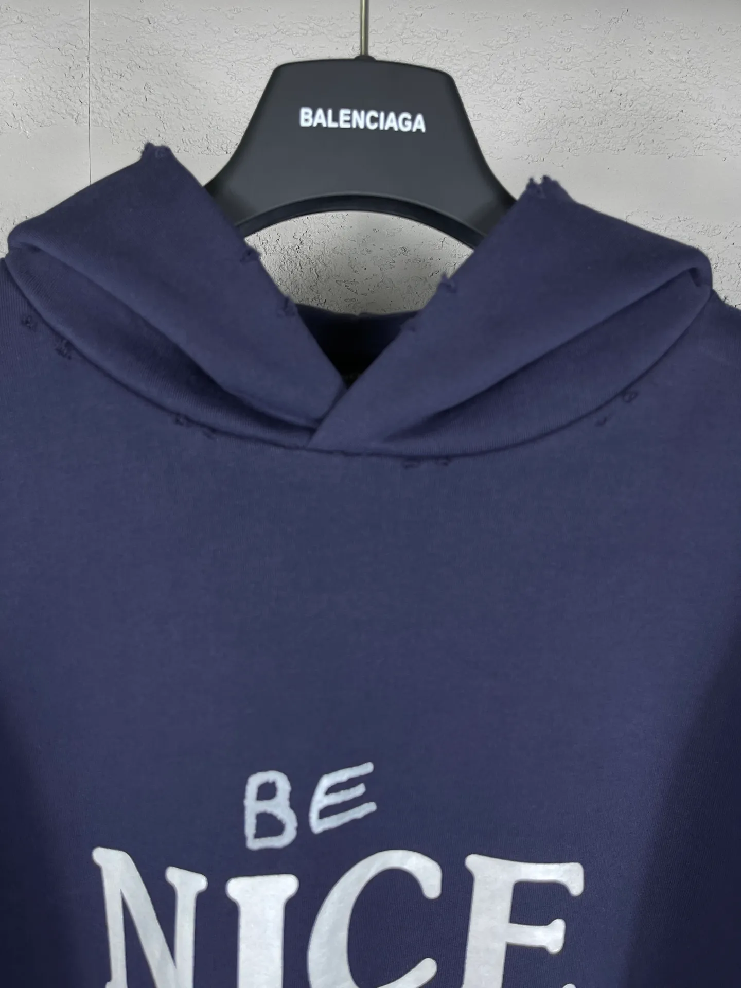 🅿️316 real photos [Top version. Official website quality] BALENCI*GA/Paris BALENCI*GA#NICE letter printed hooded sweatshirt. New product for autumn and winter 2023. Purchase the original board for the first time to customize. Color printing. Washed and worn to be consistent with the original board. Welcome to compare. Brick cabinet synchronization. The fabric is made of Paris ZP custom-woven and dyed cotton double-yarn large parka. The weight is 450 grams. The cloth surface is clean. The cloth pattern is clear. It is soft and comfortable. It has good color fastness and is not easy to change color. The threads are woven and dyed with no color difference. The printing uses a round machine hand-painted effect. No burrs. The color is the same as the original board. The whole piece of clothing is hand-made and worn. The brick cabinet is restored. The version adopts the OS loose shoulder version. Same style for men and women. Code: BL238033 Color: Gray purple. Apricot Size: XS S M L