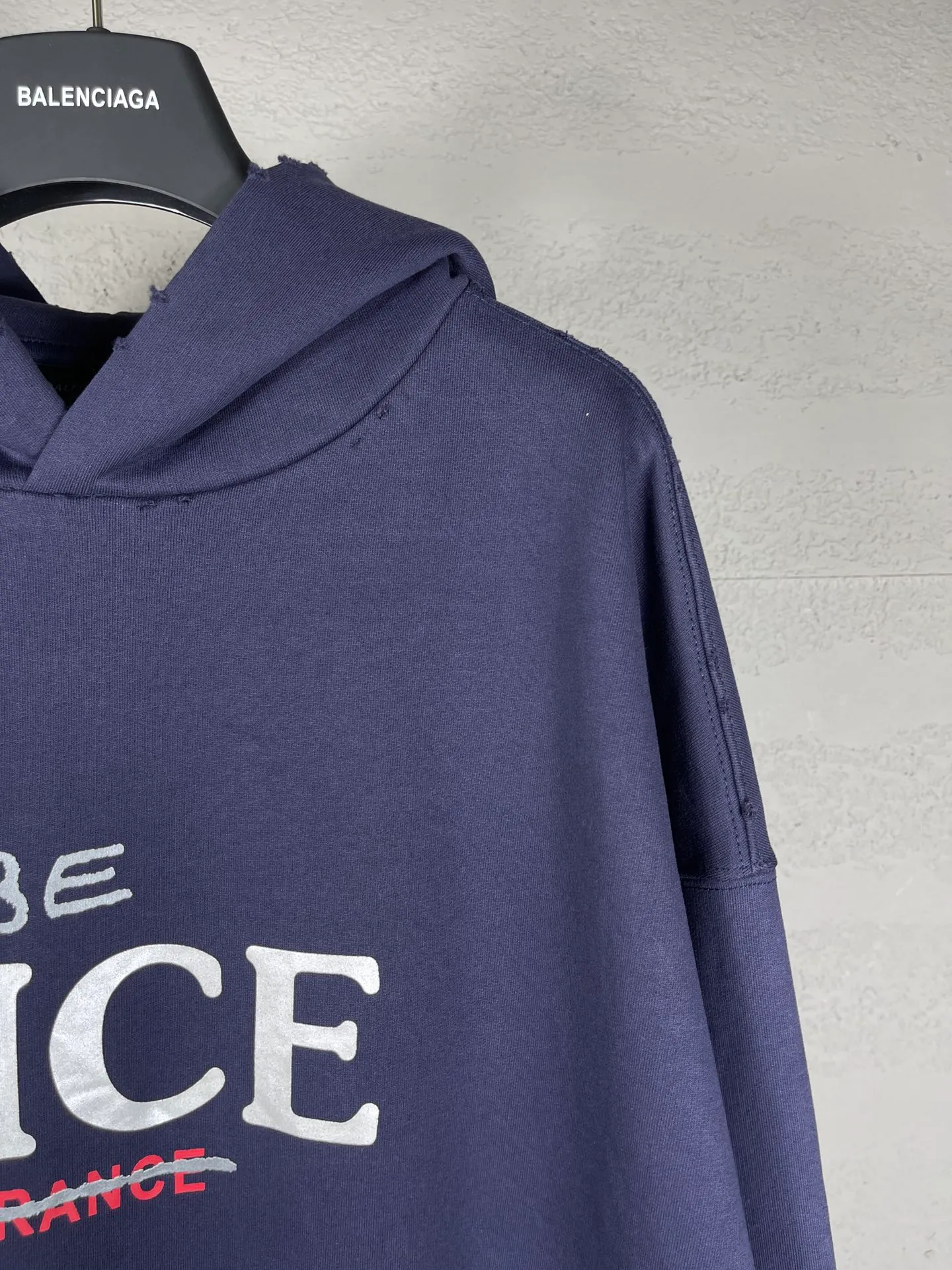 🅿️316 real photos [Top version. Official website quality] BALENCI*GA/Paris BALENCI*GA#NICE letter printed hooded sweatshirt. New product for autumn and winter 2023. Purchase the original board for the first time to customize. Color printing. Washed and worn to be consistent with the original board. Welcome to compare. Brick cabinet synchronization. The fabric is made of Paris ZP custom-woven and dyed cotton double-yarn large parka. The weight is 450 grams. The cloth surface is clean. The cloth pattern is clear. It is soft and comfortable. It has good color fastness and is not easy to change color. The threads are woven and dyed with no color difference. The printing uses a round machine hand-painted effect. No burrs. The color is the same as the original board. The whole piece of clothing is hand-made and worn. The brick cabinet is restored. The version adopts the OS loose shoulder version. Same style for men and women. Code: BL238033 Color: Gray purple. Apricot Size: XS S M L