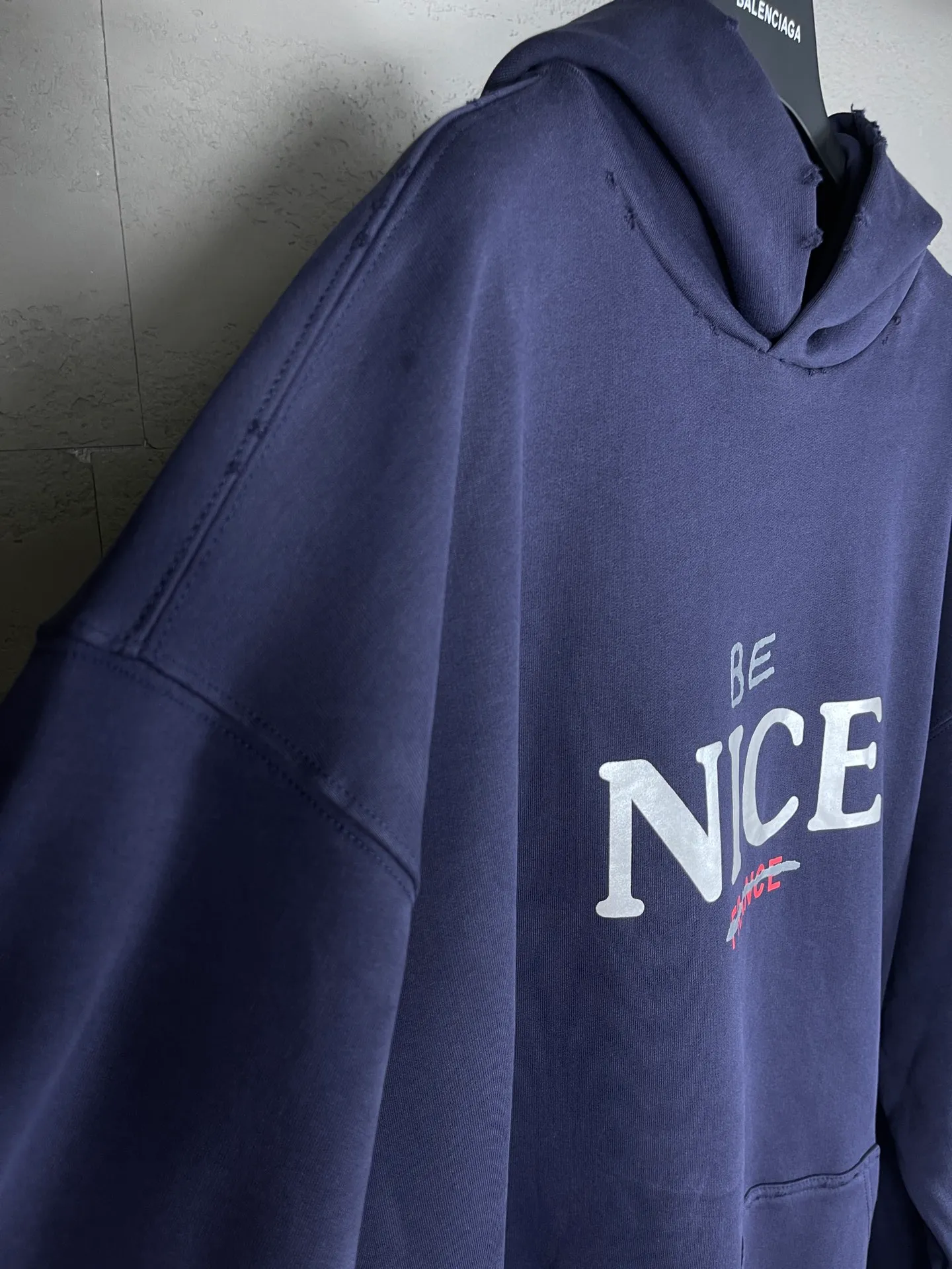 🅿️316 real photos [Top version. Official website quality] BALENCI*GA/Paris BALENCI*GA#NICE letter printed hooded sweatshirt. New product for autumn and winter 2023. Purchase the original board for the first time to customize. Color printing. Washed and worn to be consistent with the original board. Welcome to compare. Brick cabinet synchronization. The fabric is made of Paris ZP custom-woven and dyed cotton double-yarn large parka. The weight is 450 grams. The cloth surface is clean. The cloth pattern is clear. It is soft and comfortable. It has good color fastness and is not easy to change color. The threads are woven and dyed with no color difference. The printing uses a round machine hand-painted effect. No burrs. The color is the same as the original board. The whole piece of clothing is hand-made and worn. The brick cabinet is restored. The version adopts the OS loose shoulder version. Same style for men and women. Code: BL238033 Color: Gray purple. Apricot Size: XS S M L