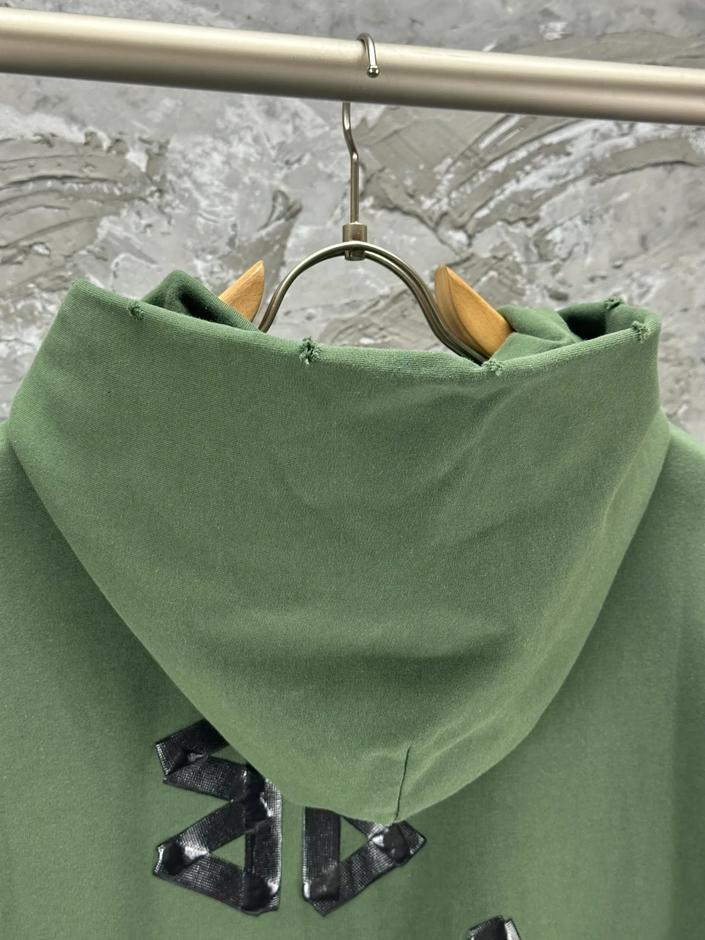 🅿️420 - BALENCI*GA 24ss Paris hot-selling tape hooded sweatshirt. The front and back panels are printed with tape direct printing. Many hand-made grinding. The ready-made clothes are washed and worn. The cloth surface is clean. The cloth pattern is clear, super heavy work. Soft and comfortable. Exclusively pattern-woven and dyed 450g fabric. Threads are dyed in the same vat with zero color difference. Different from the market currency. The version adopts os loose shoulder version. Welcome to compare, same style for men and women. -Color: Iron gray blue, Paris blue, washed black, burgundy, fluorescent yellow, green, khaki -SIZE: XS S M L style number 8912#