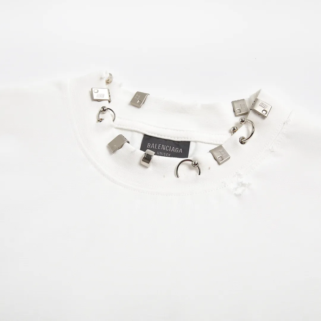 🅿️210 9139# Detailed picture Top version [[BALENCIA*GA] Official website quality Paris new hardware buckle rivet perforated short-sleeved T-shirt OS version Loose dropped shoulders Unisex style Fabric: 260 grams 100% cotton double yarn Craftsmanship: Hand-made buttoning Garment washing Frayed Old styling Solid color Color: Black White Size: XS S M L