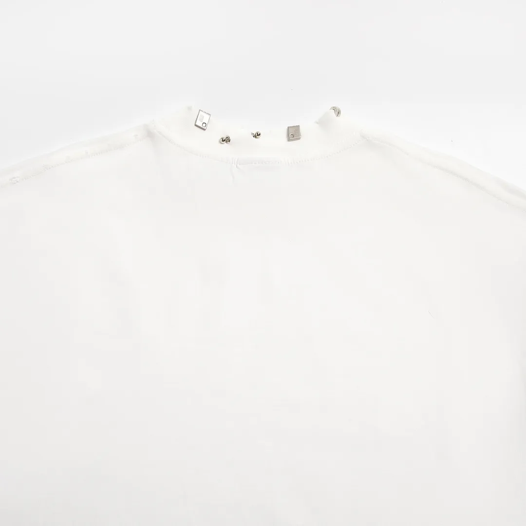 🅿️210 9139# Detailed picture Top version [[BALENCIA*GA] Official website quality Paris new hardware buckle rivet perforated short-sleeved T-shirt OS version Loose dropped shoulders Unisex style Fabric: 260 grams 100% cotton double yarn Craftsmanship: Hand-made buttoning Garment washing Frayed Old styling Solid color Color: Black White Size: XS S M L