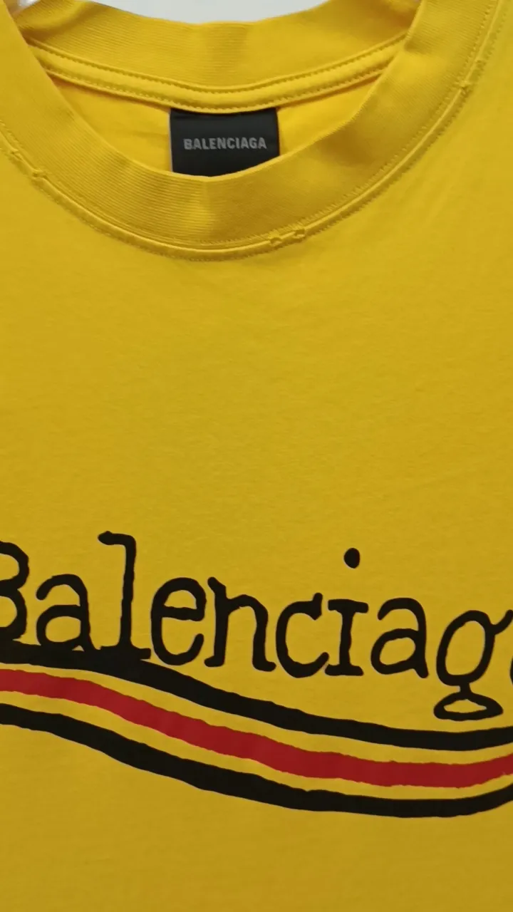 Frontal real-shot video————The top tested version of BALENCIAGA 23SS, the same style of pure cotton loose-fitting Cola Malone graffiti ripped short-sleeved T-shirt for male and female couples stars. Customized 1:1 colorless dyed fabric. Matched threads. Double enzyme garment wash to ensure durability and washability and not easy to deform. Imported machine water-based ink printing, delicate printing, like graffiti. Purely hand-washed, polished and aged! Comparable to yb, the quality is very different from the market version. If you know the goods, please compare. The fabric is made of 280g double-ply double-yarn plain cotton loose fabric. It feels smooth, loose, breathable and full of drape.  Color: Yellow Blue Size: XS-L P:270