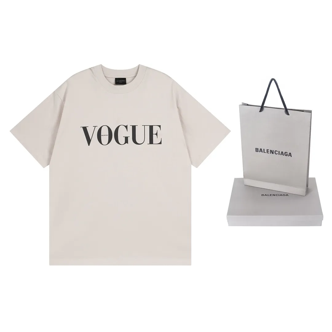 🅿️186 real shots [Top version. Official website quality] BALENCI*GA/Paris. SS24 new Balenciaga Vogue co-branded series. Front and rear LOGO direct-printed short-sleeved T-shirt. Brick cabinet synchronization. Genuine product developed at the first time, happy to print and compare! The fabric is made of Paris ZP custom-woven and dyed cotton double yarn. Weighing 260 grams, the cloth surface is clean. The cloth pattern is clear, soft and comfortable. The threads are dyed with no color difference. The printing is made of environmentally friendly imported materials with direct inkjet printing. The pattern letters are clear and the effect is three-dimensional. The version adopts OS loose shoulder style. Same style for men and women. Code: BL223399 Color: black, red, off-white Size: XS S M L