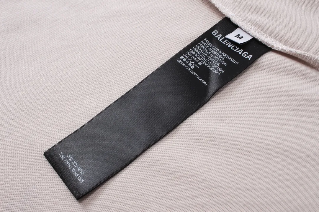 🅿️186 real shots [Top version. Official website quality] BALENCI*GA/Paris. SS24 new Balenciaga Vogue co-branded series. Front and rear LOGO direct-printed short-sleeved T-shirt. Brick cabinet synchronization. Genuine product developed at the first time, happy to print and compare! The fabric is made of Paris ZP custom-woven and dyed cotton double yarn. Weighing 260 grams, the cloth surface is clean. The cloth pattern is clear, soft and comfortable. The threads are dyed with no color difference. The printing is made of environmentally friendly imported materials with direct inkjet printing. The pattern letters are clear and the effect is three-dimensional. The version adopts OS loose shoulder style. Same style for men and women. Code: BL223399 Color: black, red, off-white Size: XS S M L