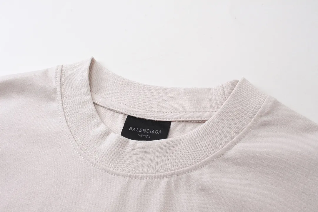 🅿️186 real shots [Top version. Official website quality] BALENCI*GA/Paris. SS24 new Balenciaga Vogue co-branded series. Front and rear LOGO direct-printed short-sleeved T-shirt. Brick cabinet synchronization. Genuine product developed at the first time, happy to print and compare! The fabric is made of Paris ZP custom-woven and dyed cotton double yarn. Weighing 260 grams, the cloth surface is clean. The cloth pattern is clear, soft and comfortable. The threads are dyed with no color difference. The printing is made of environmentally friendly imported materials with direct inkjet printing. The pattern letters are clear and the effect is three-dimensional. The version adopts OS loose shoulder style. Same style for men and women. Code: BL223399 Color: black, red, off-white Size: XS S M L