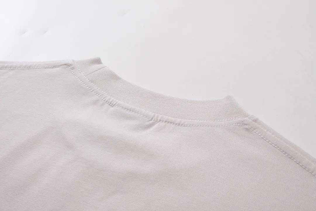 🅿️186 real shots [Top version. Official website quality] BALENCI*GA/Paris. SS24 new Balenciaga Vogue co-branded series. Front and rear LOGO direct-printed short-sleeved T-shirt. Brick cabinet synchronization. Genuine product developed at the first time, happy to print and compare! The fabric is made of Paris ZP custom-woven and dyed cotton double yarn. Weighing 260 grams, the cloth surface is clean. The cloth pattern is clear, soft and comfortable. The threads are dyed with no color difference. The printing is made of environmentally friendly imported materials with direct inkjet printing. The pattern letters are clear and the effect is three-dimensional. The version adopts OS loose shoulder style. Same style for men and women. Code: BL223399 Color: black, red, off-white Size: XS S M L