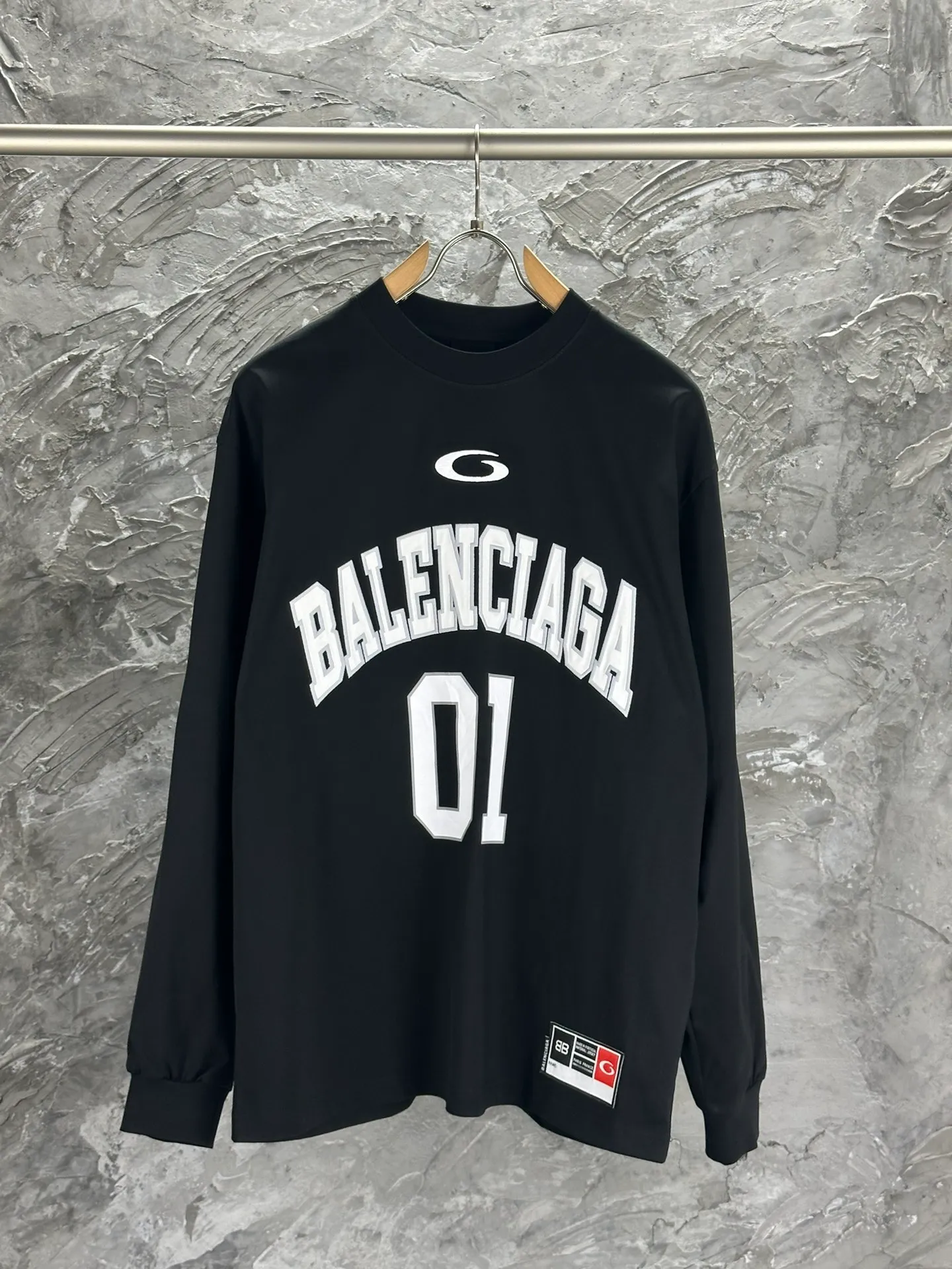 🅿️280 BALENCI*GA latest basketball jersey embroidered printed long-sleeved T-shirt. The front embroidery is embroidered and printed with Tajima computer embroidery machine, the lower left corner is embroidered and printed, and the back piece is printed. The letters are clear. The effect is three-dimensional. Exclusively pattern-woven and dyed 280g fabric. Threads are dyed in the same cylinder with zero color difference. The version adopts OS loose off-shoulder version. Welcome to compare. Same style for men and women -Color: black white purple Cailan -SIZE: Xs S M L Style No. 8536#