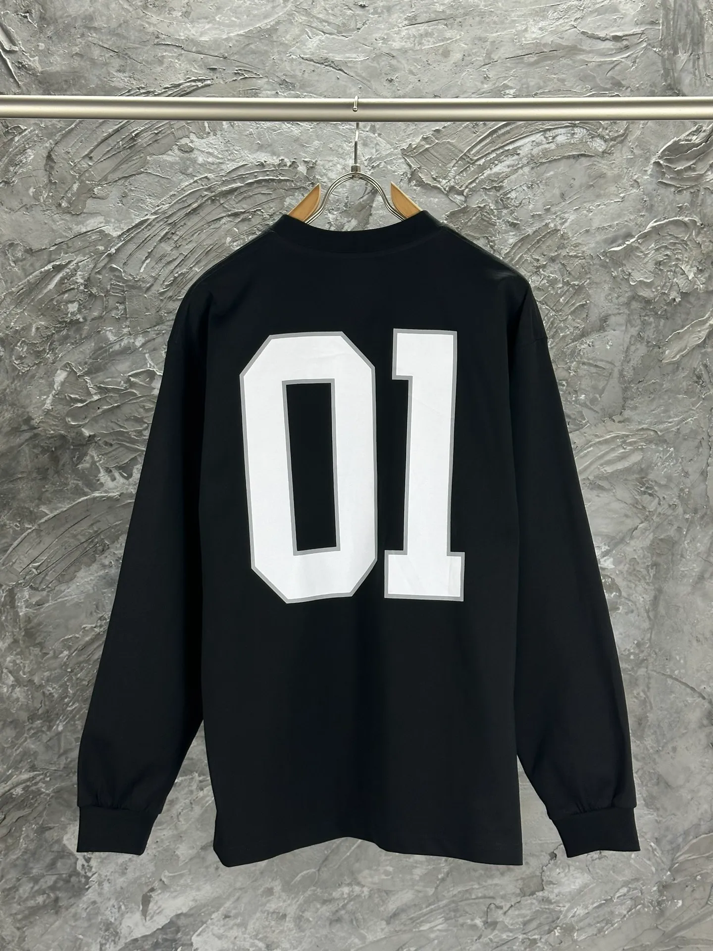 🅿️280 BALENCI*GA latest basketball jersey embroidered printed long-sleeved T-shirt. The front embroidery is embroidered and printed with Tajima computer embroidery machine, the lower left corner is embroidered and printed, and the back piece is printed. The letters are clear. The effect is three-dimensional. Exclusively pattern-woven and dyed 280g fabric. Threads are dyed in the same cylinder with zero color difference. The version adopts OS loose off-shoulder version. Welcome to compare. Same style for men and women -Color: black white purple Cailan -SIZE: Xs S M L Style No. 8536#