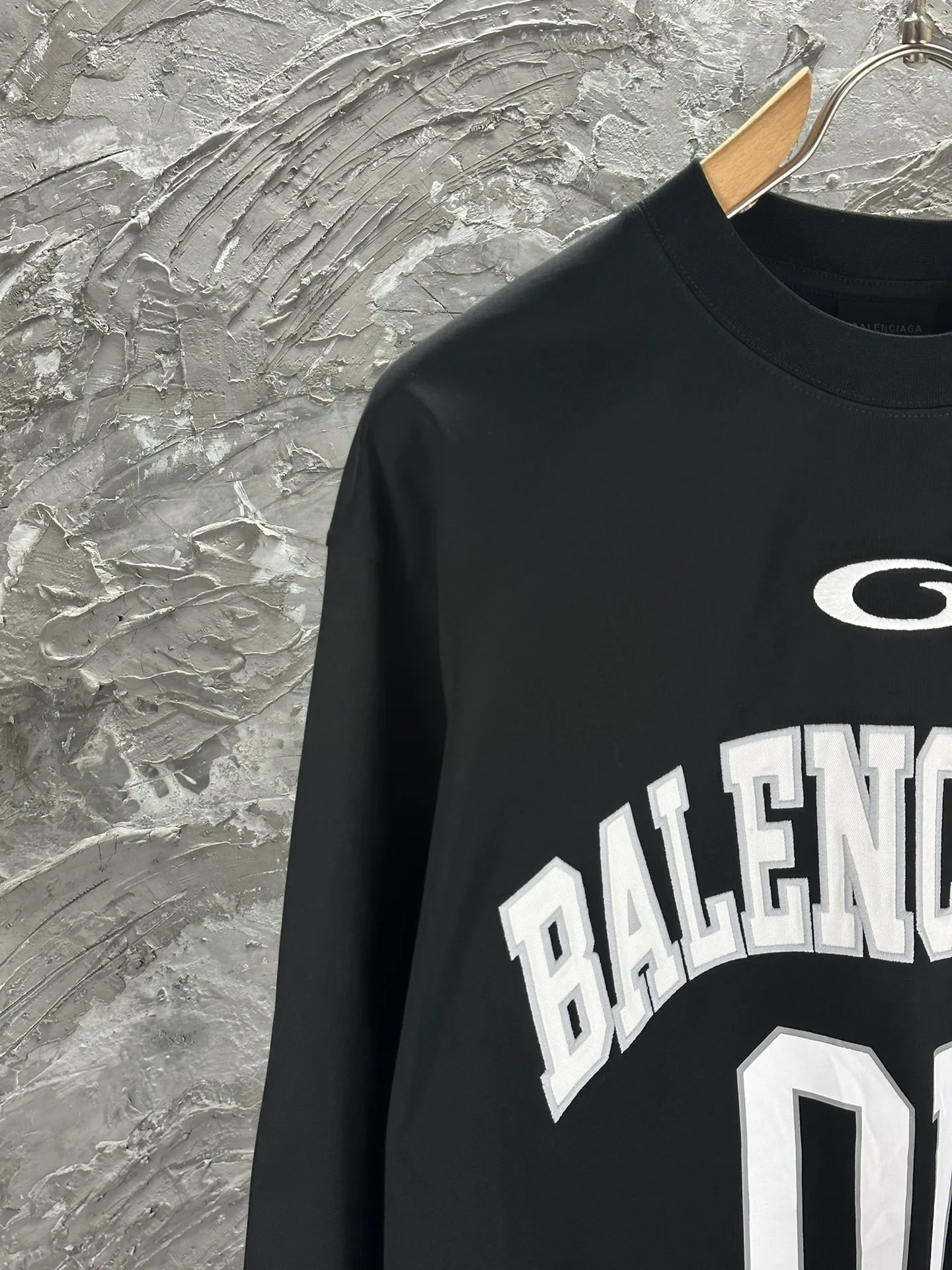 🅿️280 BALENCI*GA latest basketball jersey embroidered printed long-sleeved T-shirt. The front embroidery is embroidered and printed with Tajima computer embroidery machine, the lower left corner is embroidered and printed, and the back piece is printed. The letters are clear. The effect is three-dimensional. Exclusively pattern-woven and dyed 280g fabric. Threads are dyed in the same cylinder with zero color difference. The version adopts OS loose off-shoulder version. Welcome to compare. Same style for men and women -Color: black white purple Cailan -SIZE: Xs S M L Style No. 8536#