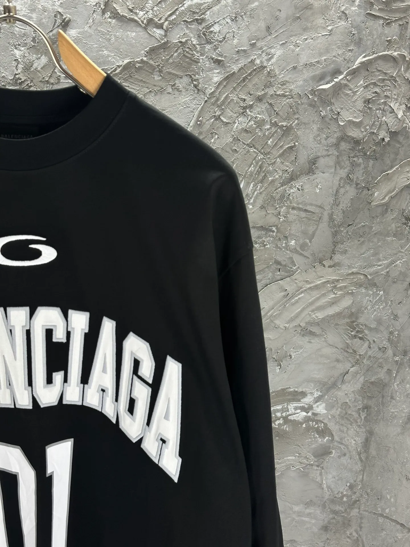 🅿️280 BALENCI*GA latest basketball jersey embroidered printed long-sleeved T-shirt. The front embroidery is embroidered and printed with Tajima computer embroidery machine, the lower left corner is embroidered and printed, and the back piece is printed. The letters are clear. The effect is three-dimensional. Exclusively pattern-woven and dyed 280g fabric. Threads are dyed in the same cylinder with zero color difference. The version adopts OS loose off-shoulder version. Welcome to compare. Same style for men and women -Color: black white purple Cailan -SIZE: Xs S M L Style No. 8536#
