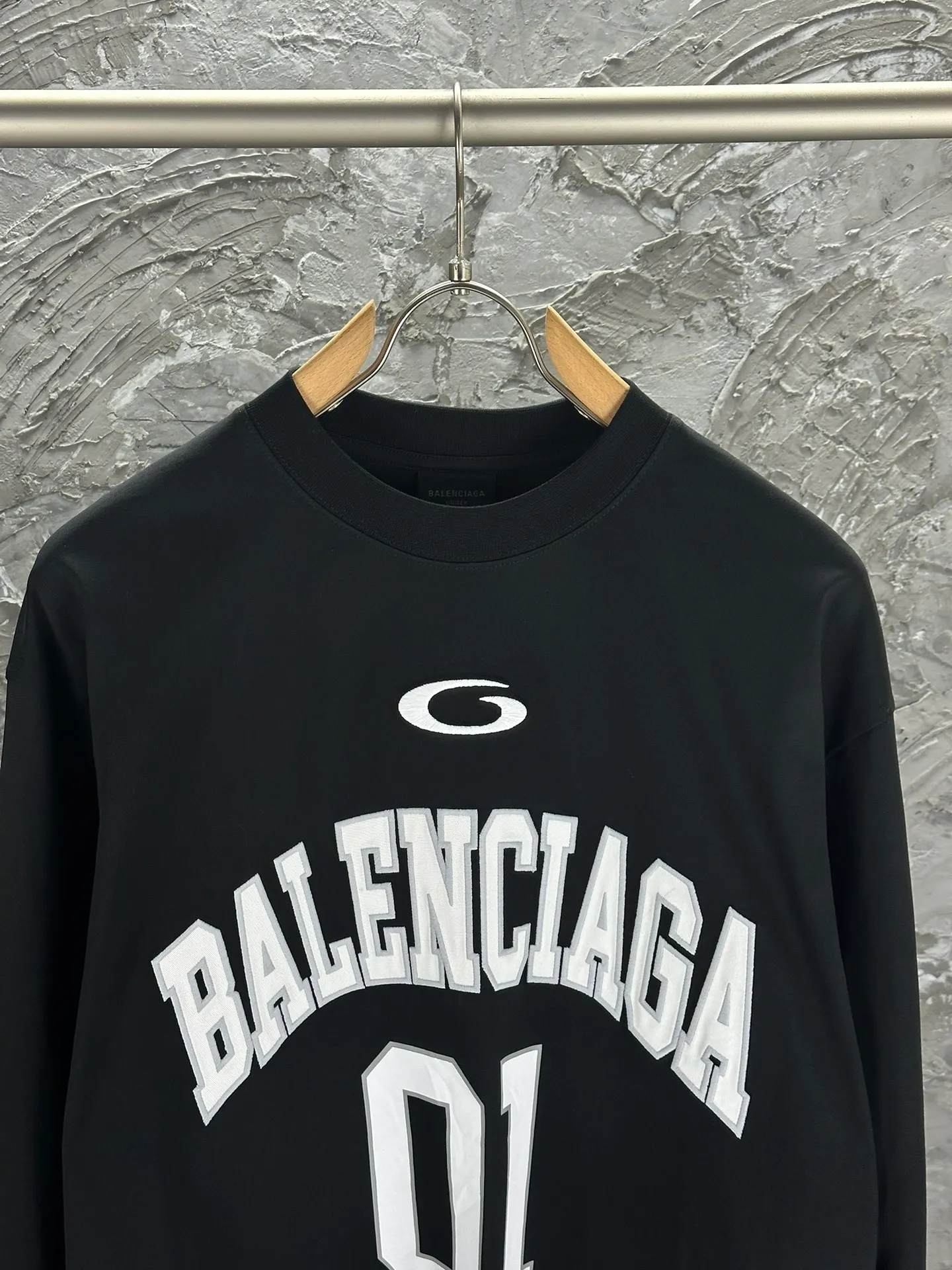 🅿️280 BALENCI*GA latest basketball jersey embroidered printed long-sleeved T-shirt. The front embroidery is embroidered and printed with Tajima computer embroidery machine, the lower left corner is embroidered and printed, and the back piece is printed. The letters are clear. The effect is three-dimensional. Exclusively pattern-woven and dyed 280g fabric. Threads are dyed in the same cylinder with zero color difference. The version adopts OS loose off-shoulder version. Welcome to compare. Same style for men and women -Color: black white purple Cailan -SIZE: Xs S M L Style No. 8536#